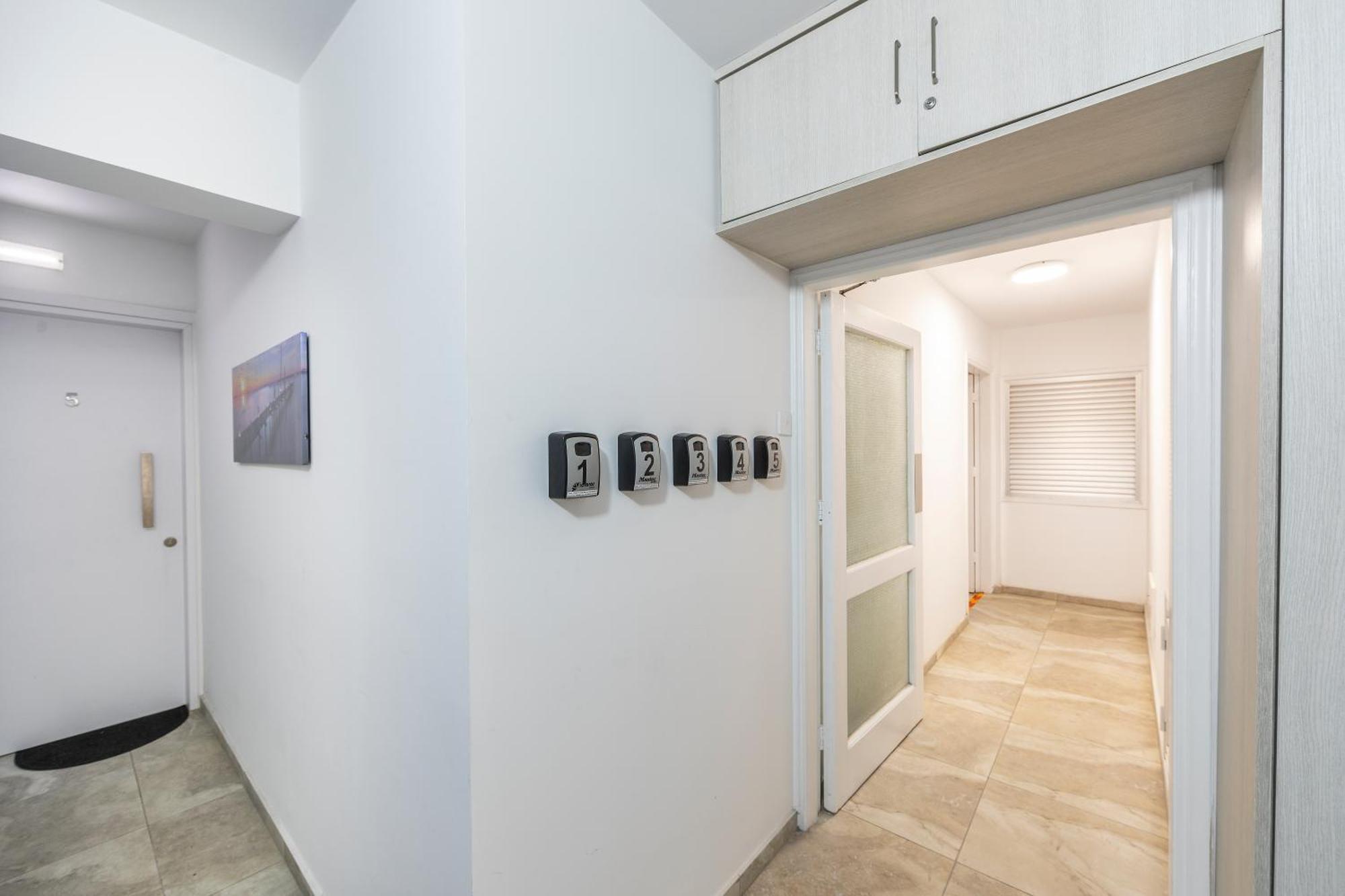 C-premium Apts 100m From And Centre