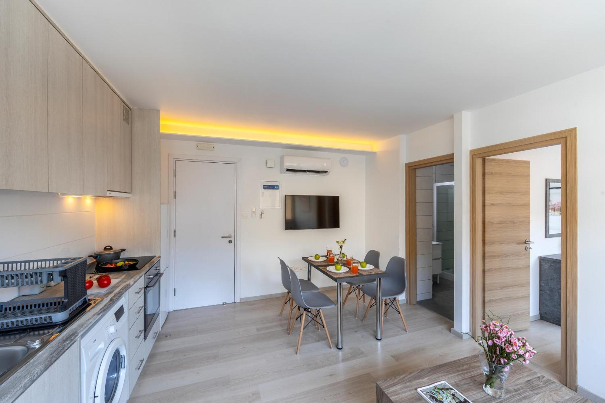 C-premium Apts 100m From And Centre *