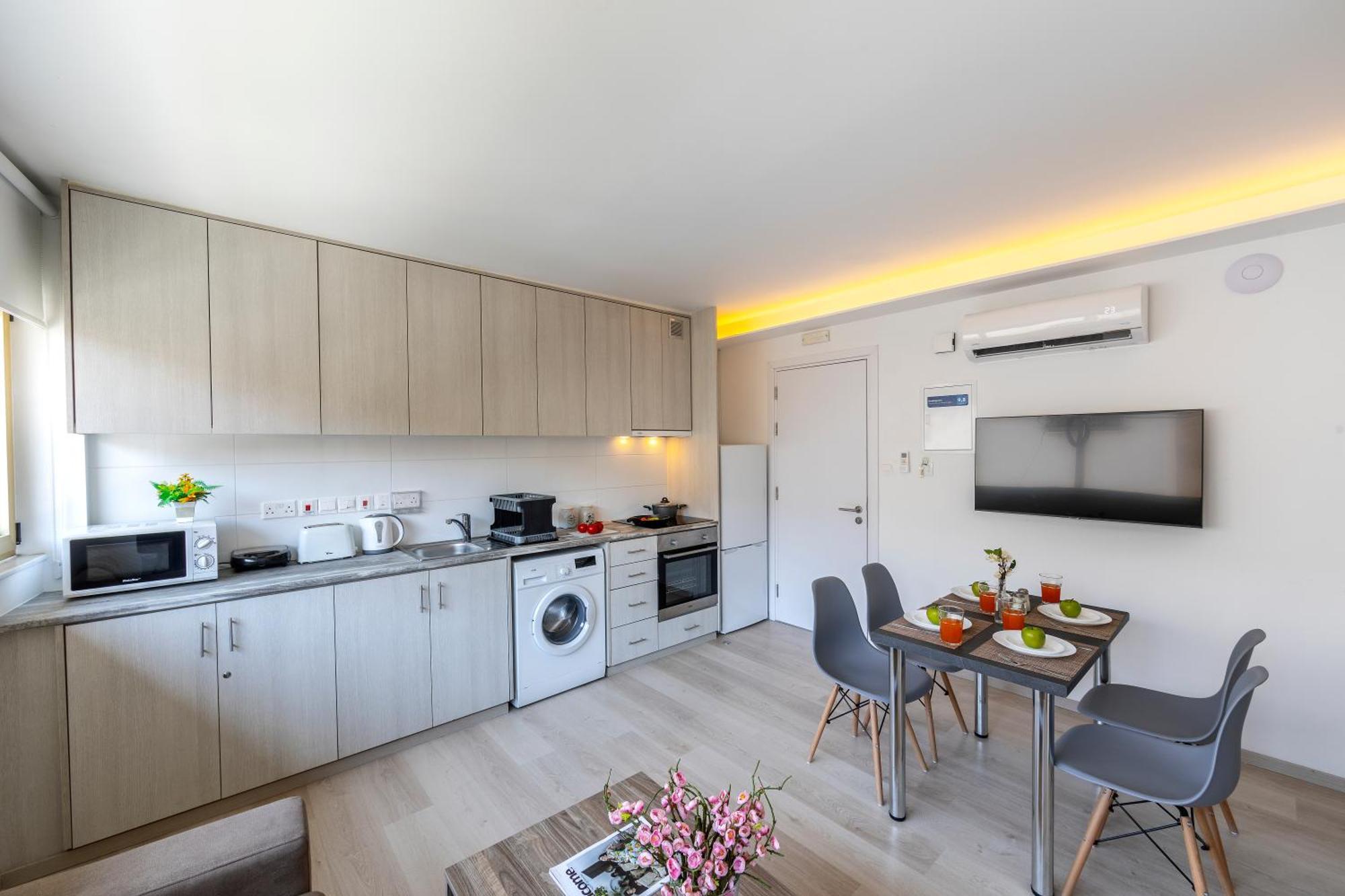 C-premium Apts 100m From And Centre *