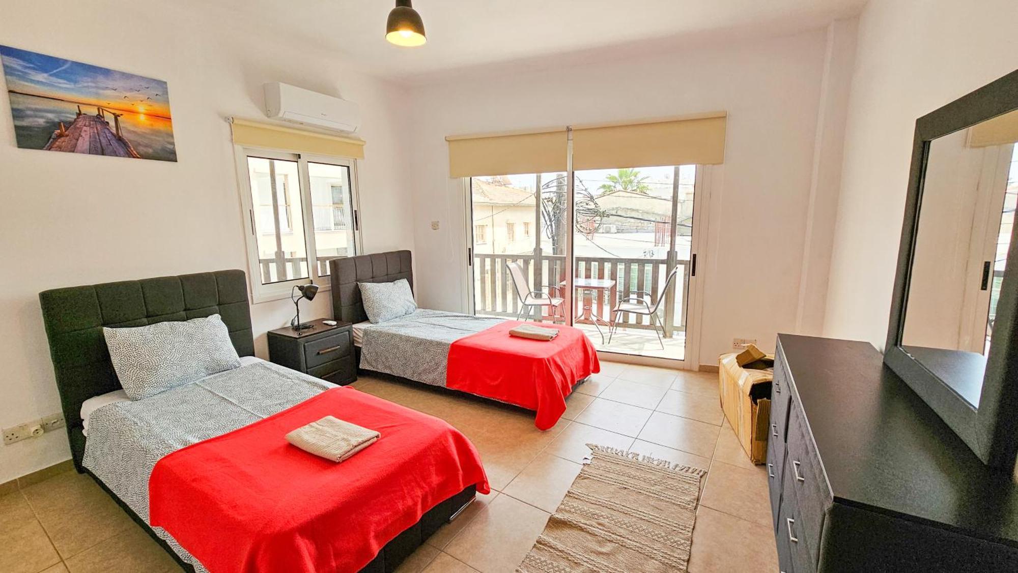 Căn hộ Sky Ward Rooms, 150m From Chabad Lubavitch Larnaca