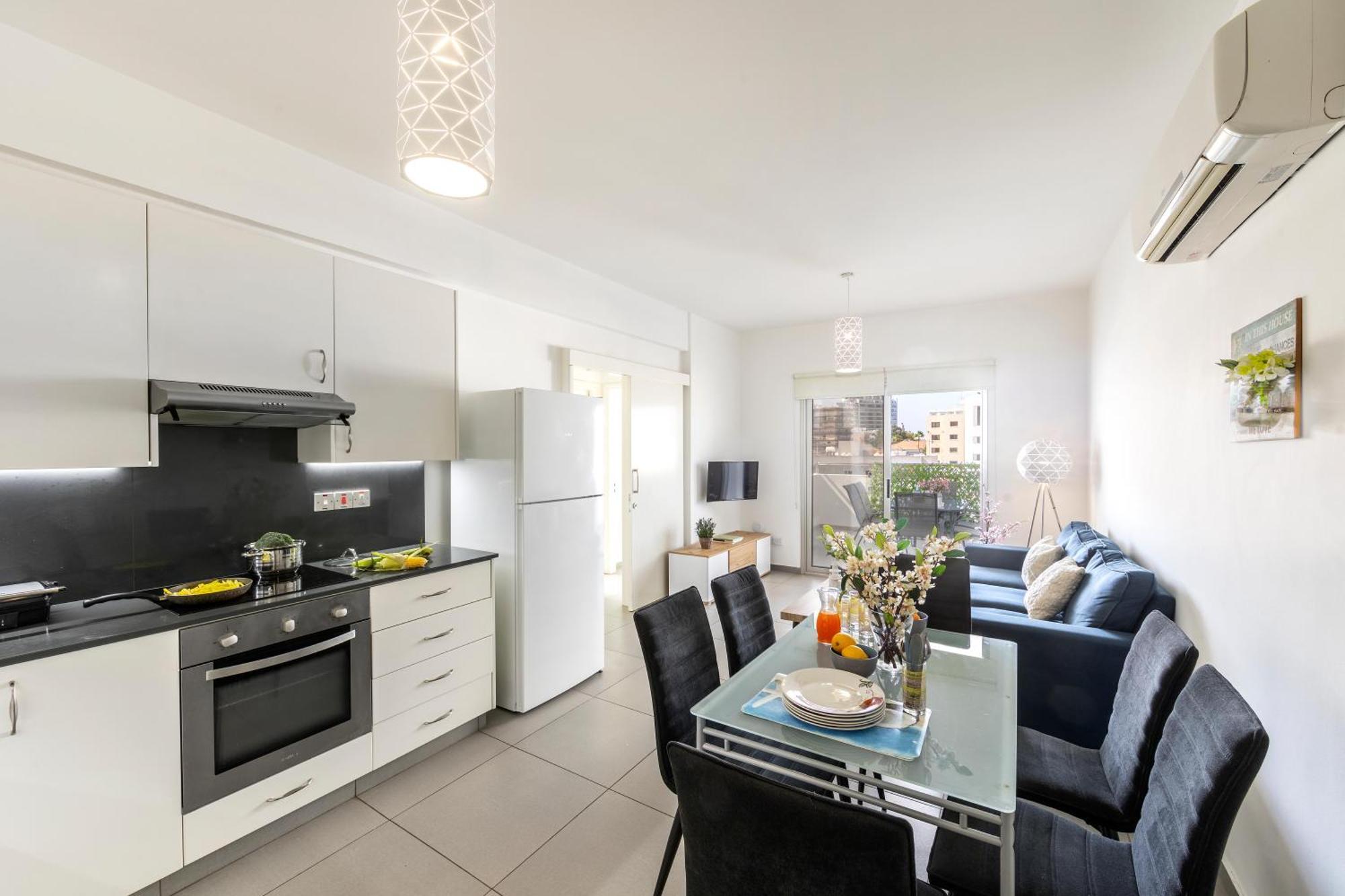 Airbnsea Centre Side Sea View Apartment Larnaca