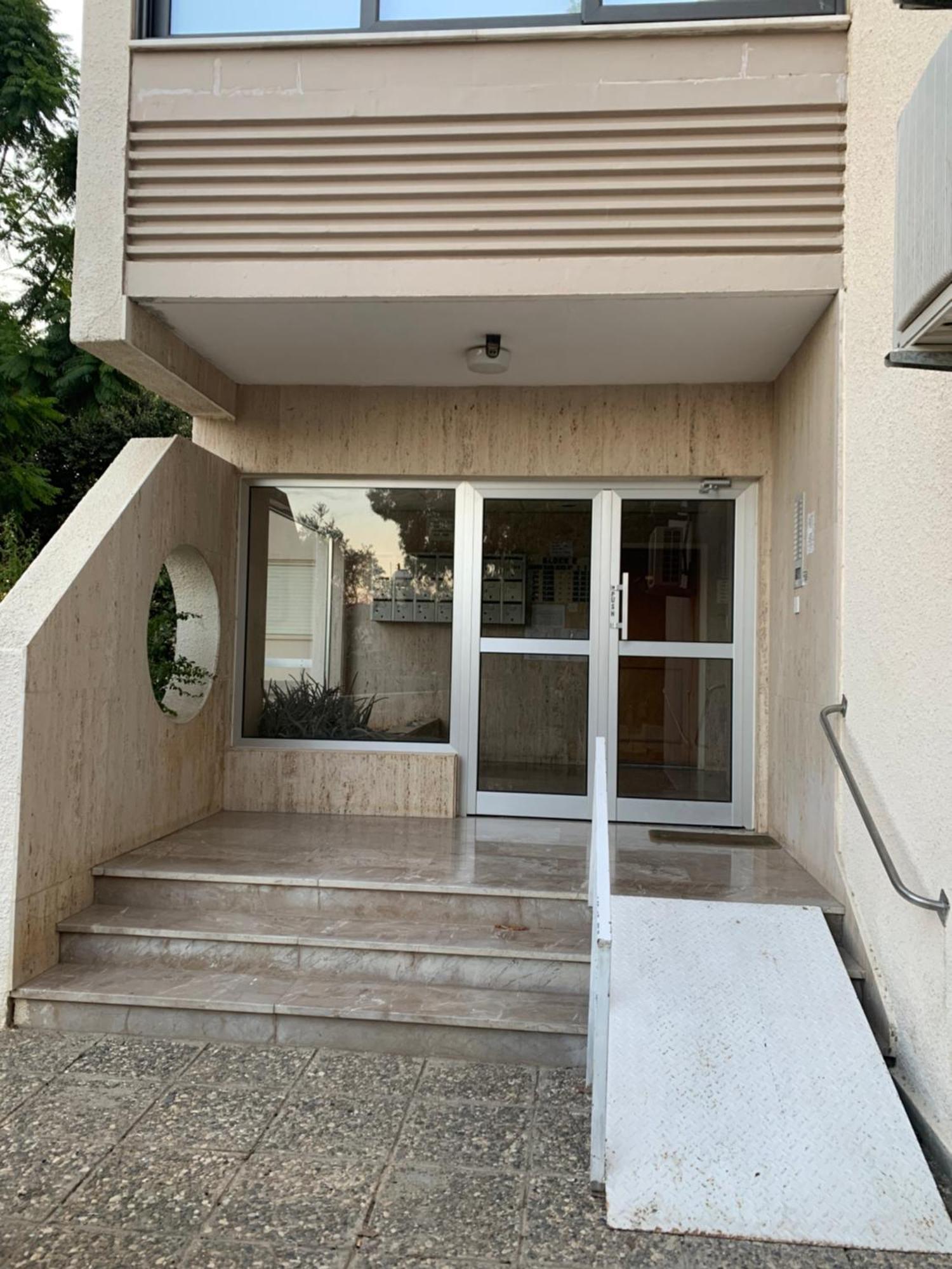 Piale Palms Makenzie Front Apartment, Larnaca