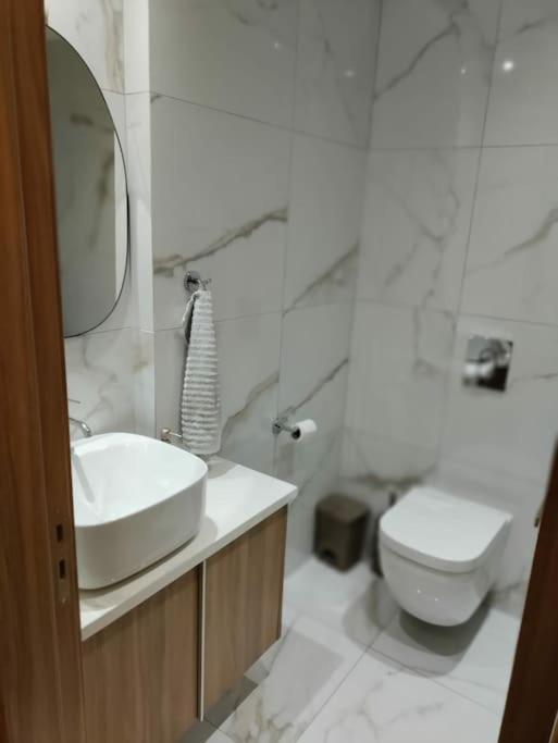 Luxury In 2 Bedroom 1 Balcony Apartment *
