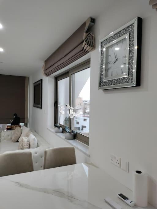 Luxury In 2 Bedroom 1 Balcony