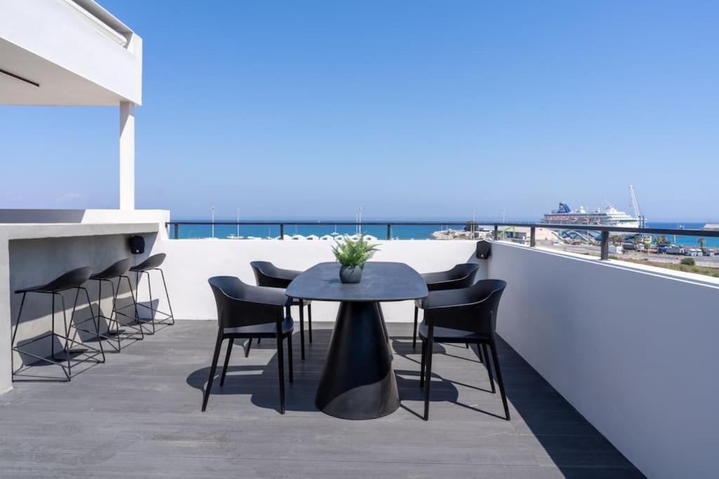 The Penthouse - 3br Seaview With Private Pool In Larnaca