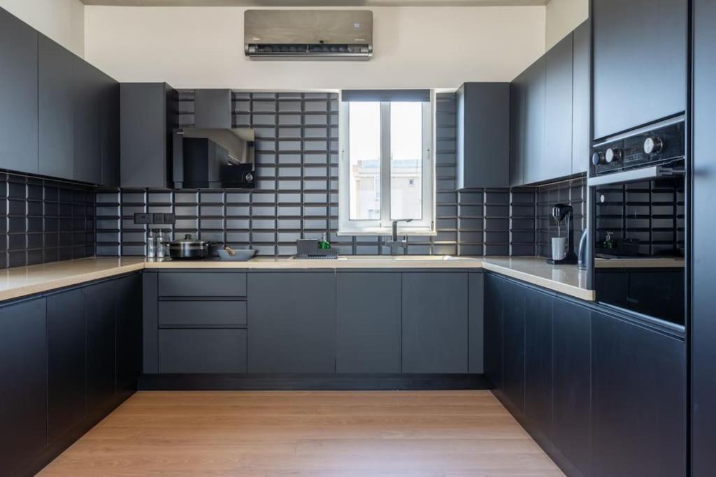 The Penthouse - 3br Seaview With Private Pool In * Larnaca