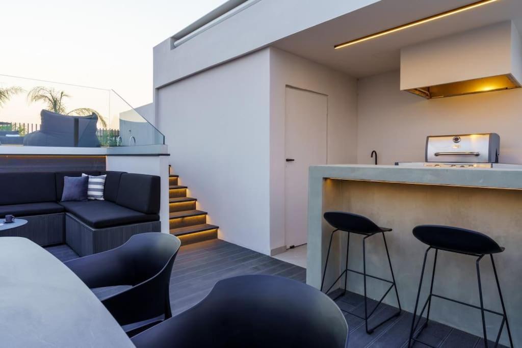 The Penthouse - 3br Seaview With Private Pool In Apartment Larnaca