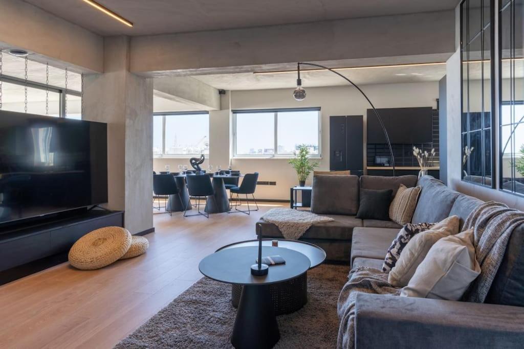 The Penthouse - 3br Seaview With Private Pool In Apartment Larnaca