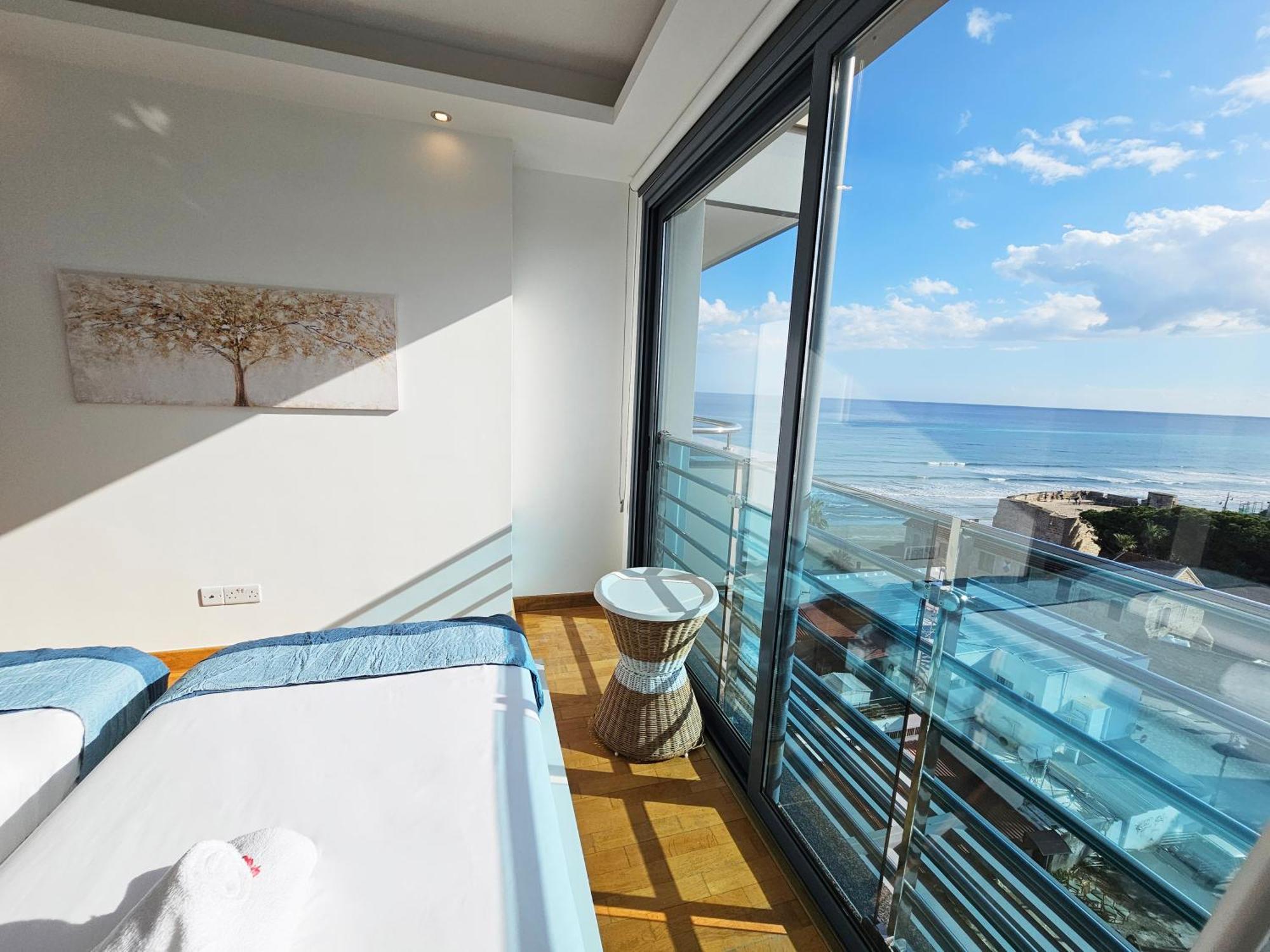 Dios Ponte Finikoudes Beachfront Holiday home Larnaca