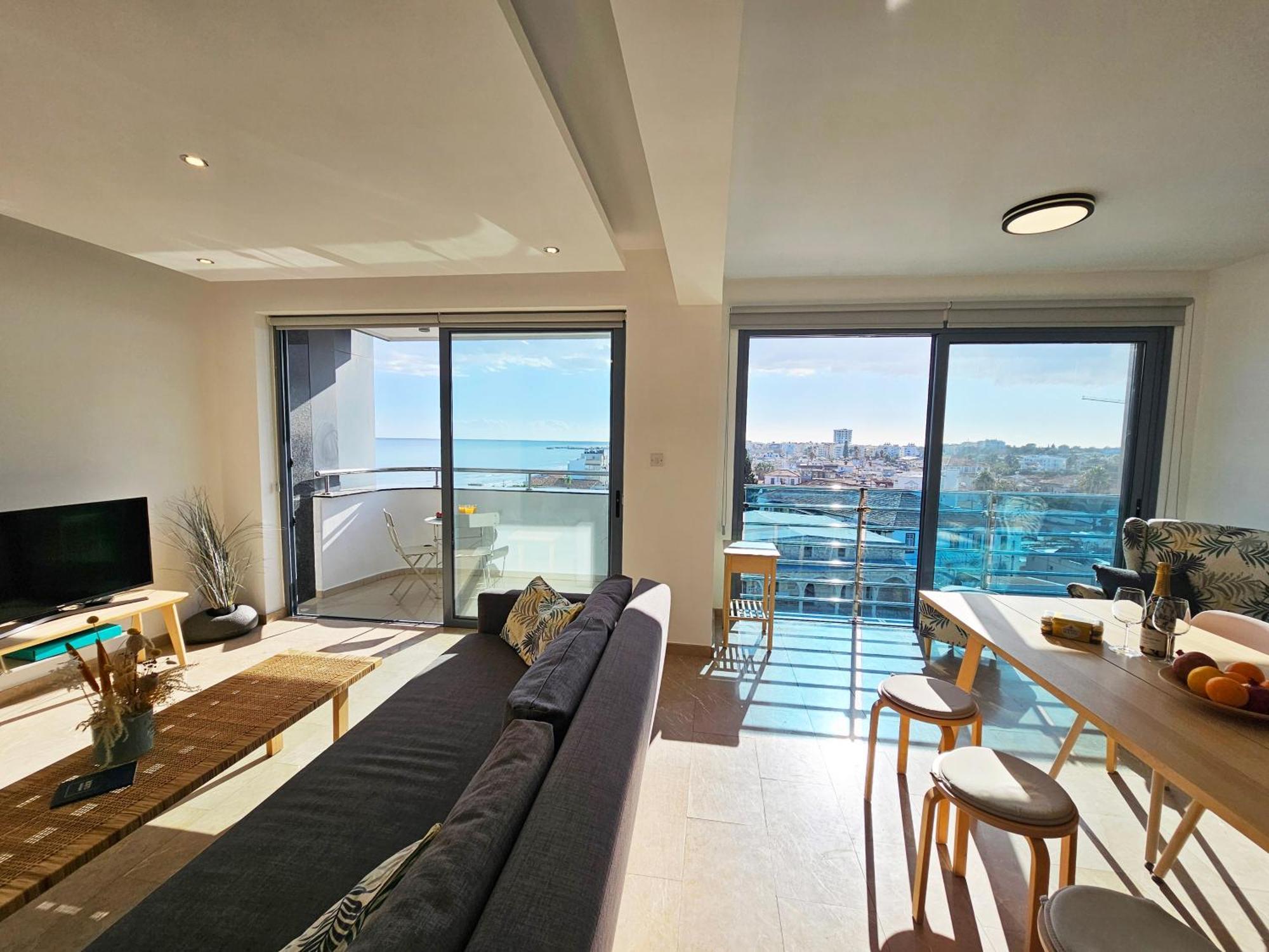 Dios Ponte Finikoudes Beachfront Holiday home *
