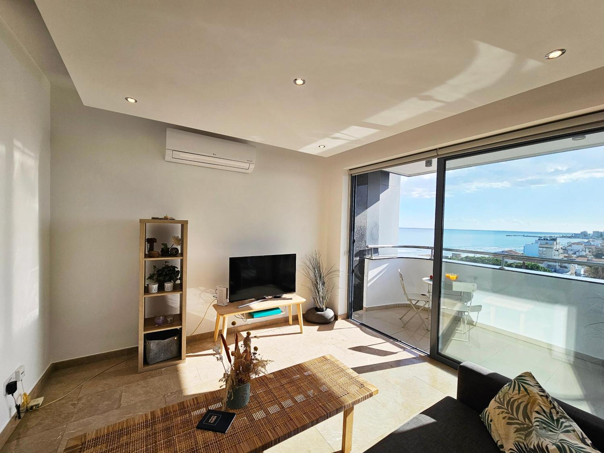 Dios Ponte Finikoudes Beachfront Holiday home *