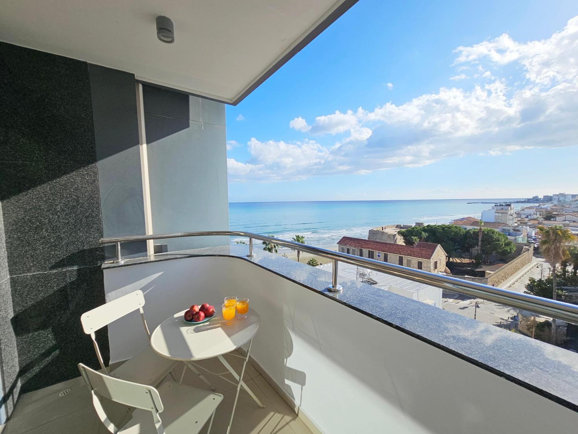 Dios Ponte Finikoudes Beachfront Holiday home Larnaca