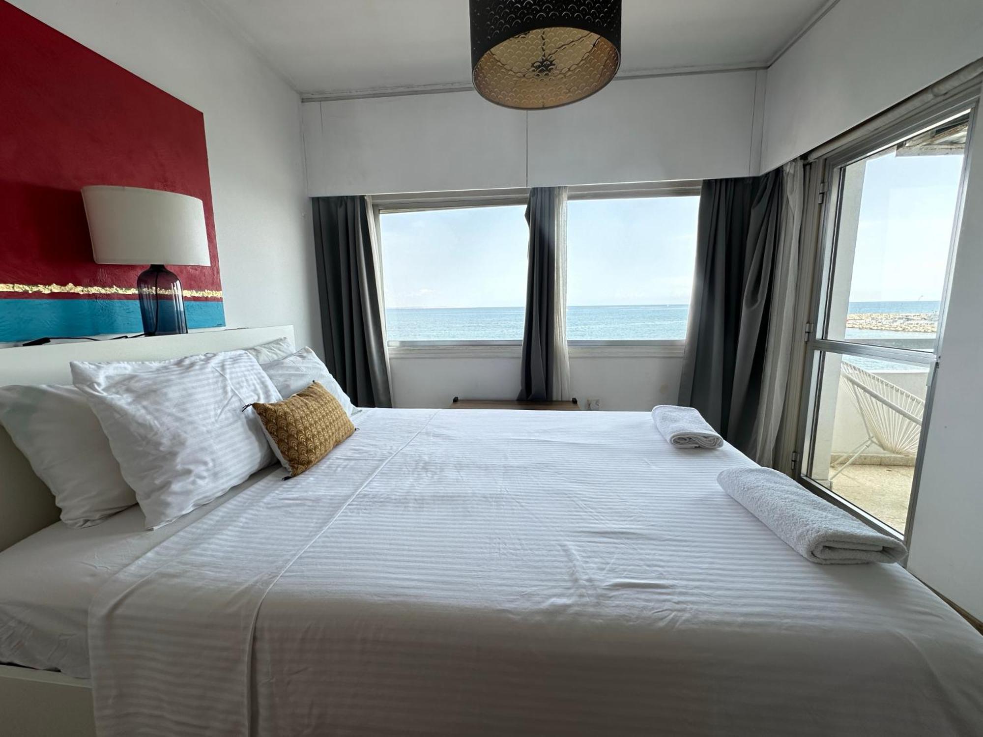 Apartment 2br Seafront In Center With Community Pool *