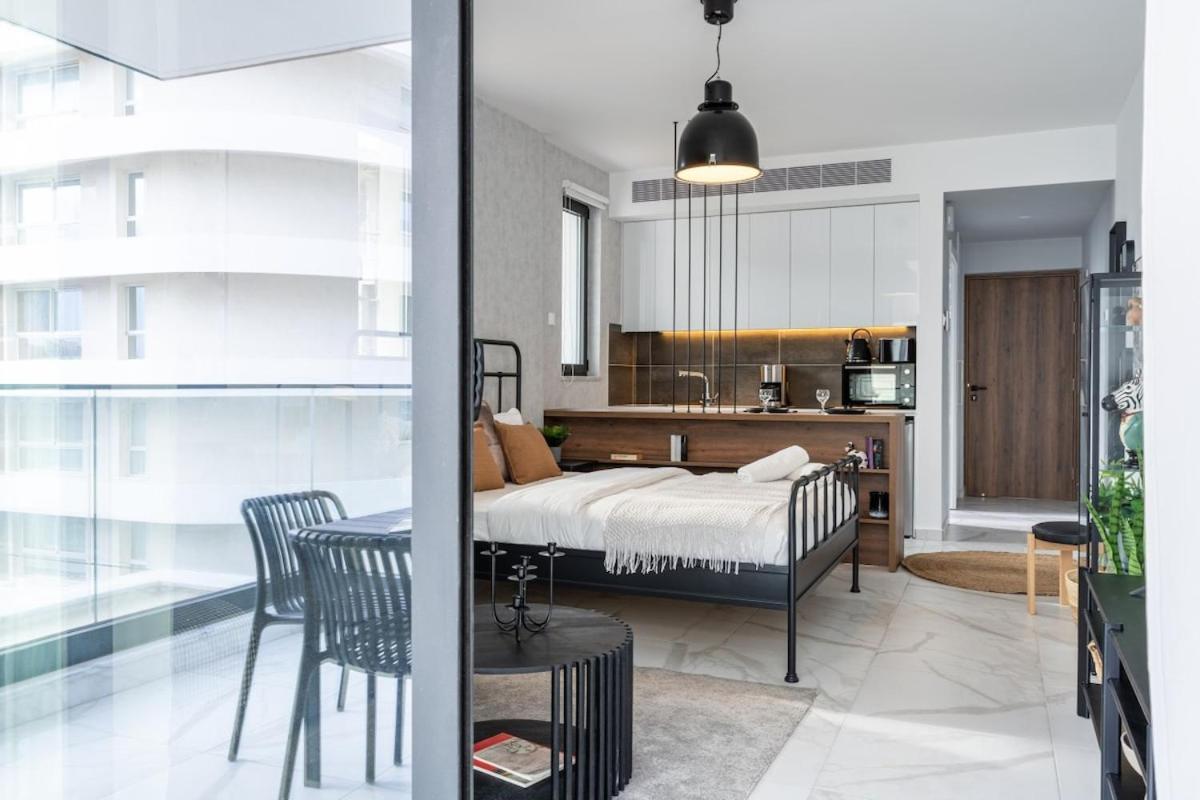 Dusk - Harmonic By 49 In Mackenzie Apartment *