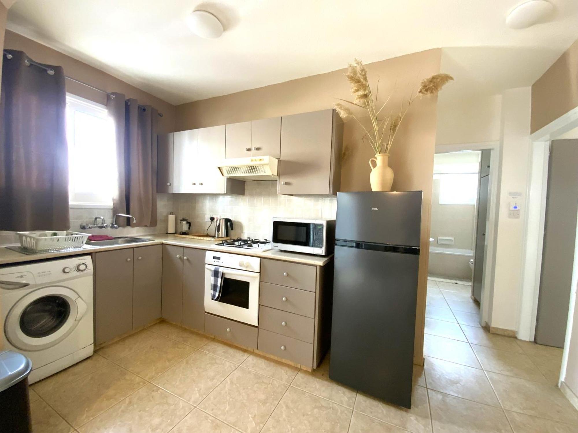 2Br Apt - 5Mins Walk To The Beach With Internet Access Larnaca