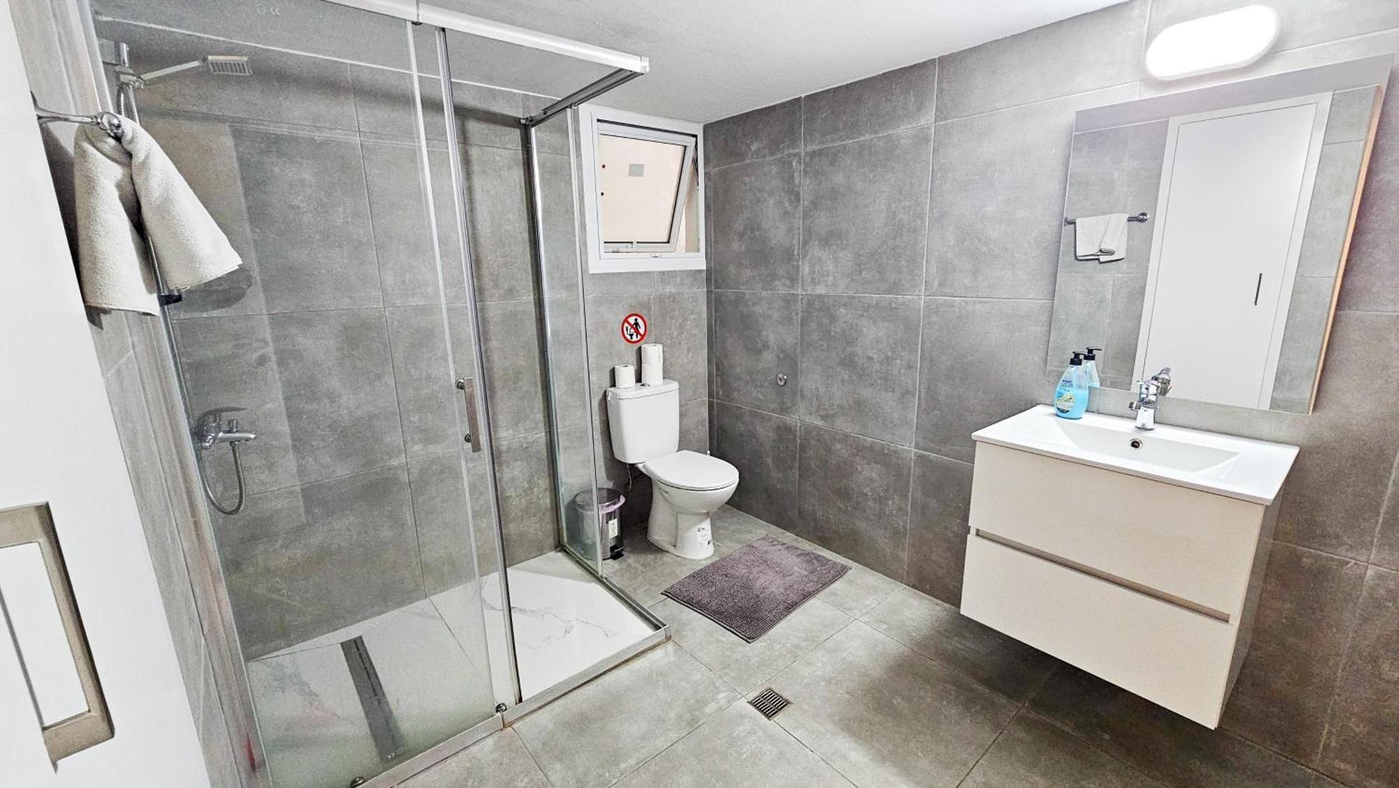 Downtown Rooms, 200m From Marina Apartment