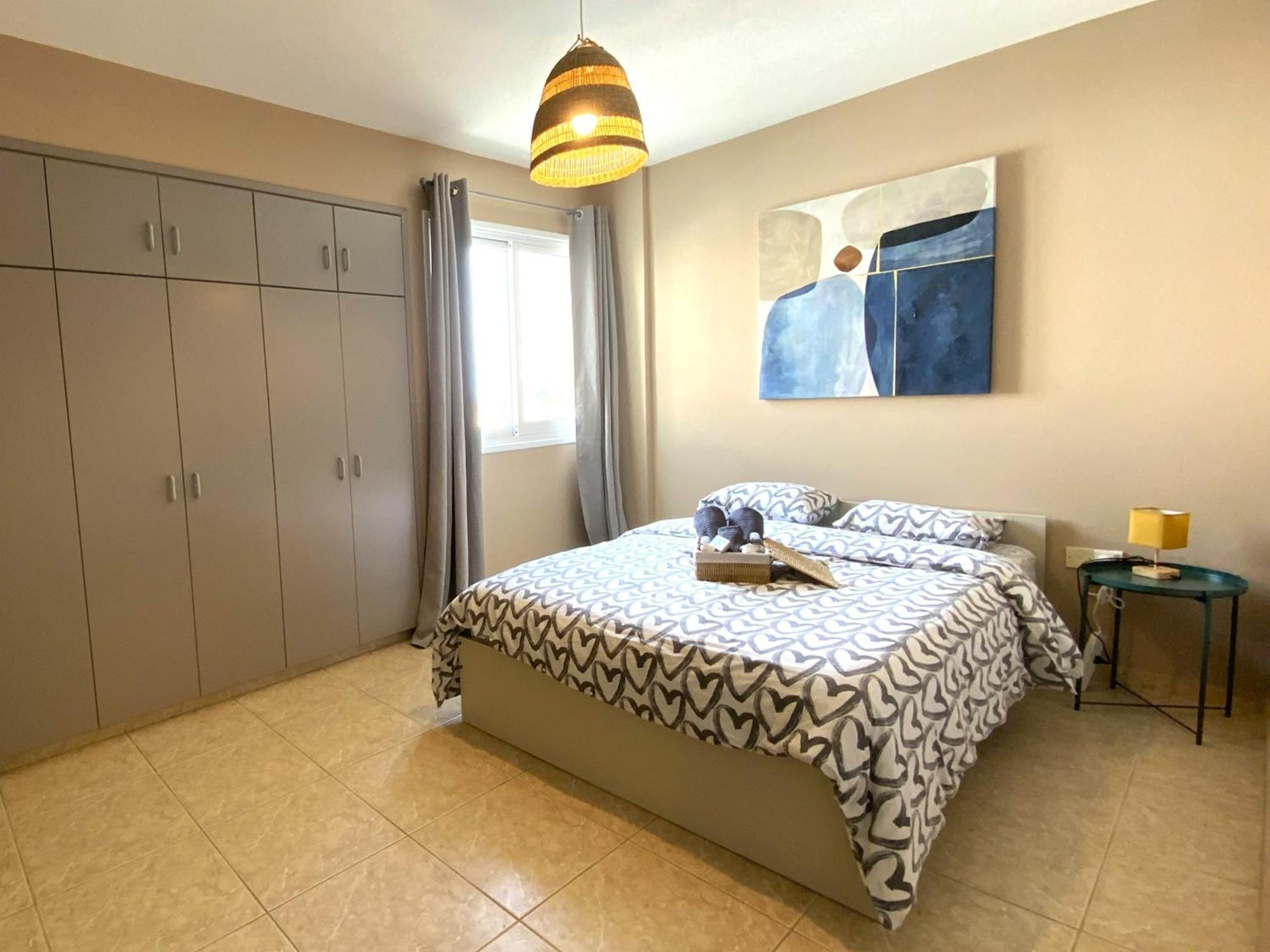 Apartment 2 Combined Apts, Fast Wi-fi, 5 Min Walk To Larnaka