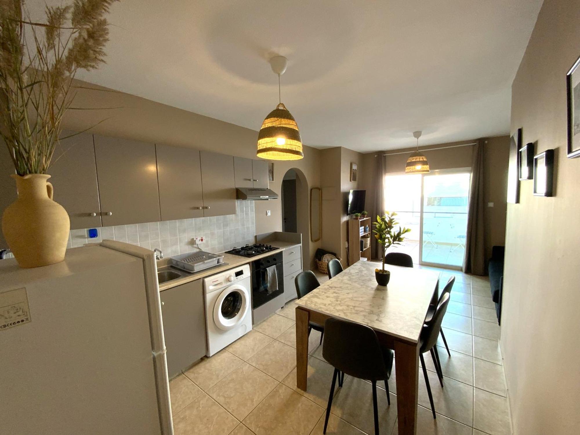 2 Combined Apts, Fast Wi-fi, 5 Min Walk To