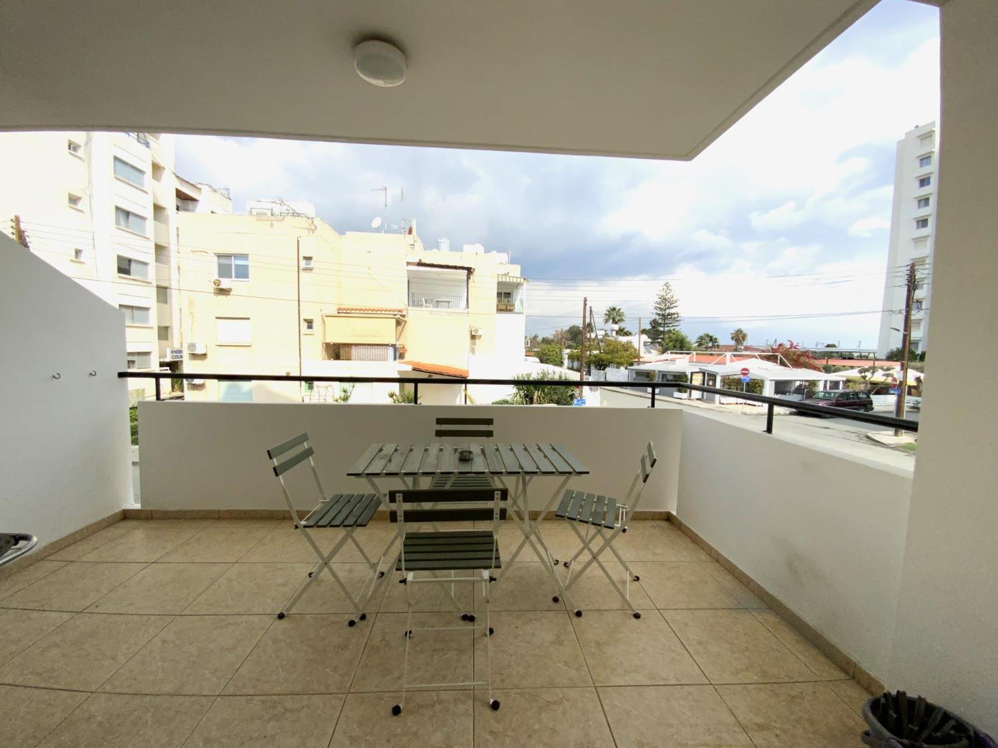 Apartment 2 Combined Apts, Fast Wi-fi, 5 Min Walk To *