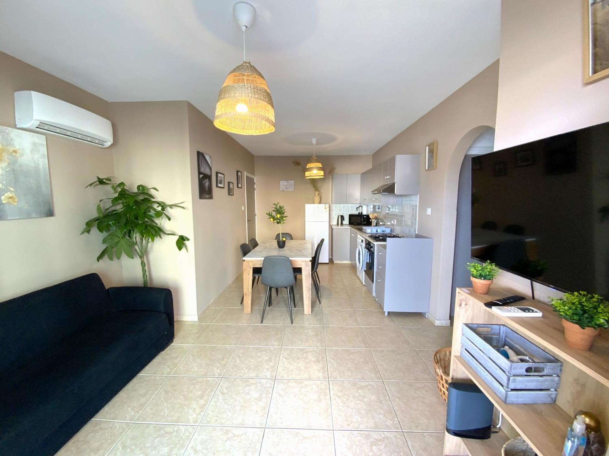 2 Combined Apts, Fast Wi-fi, 5 Min Walk To * Larnaka