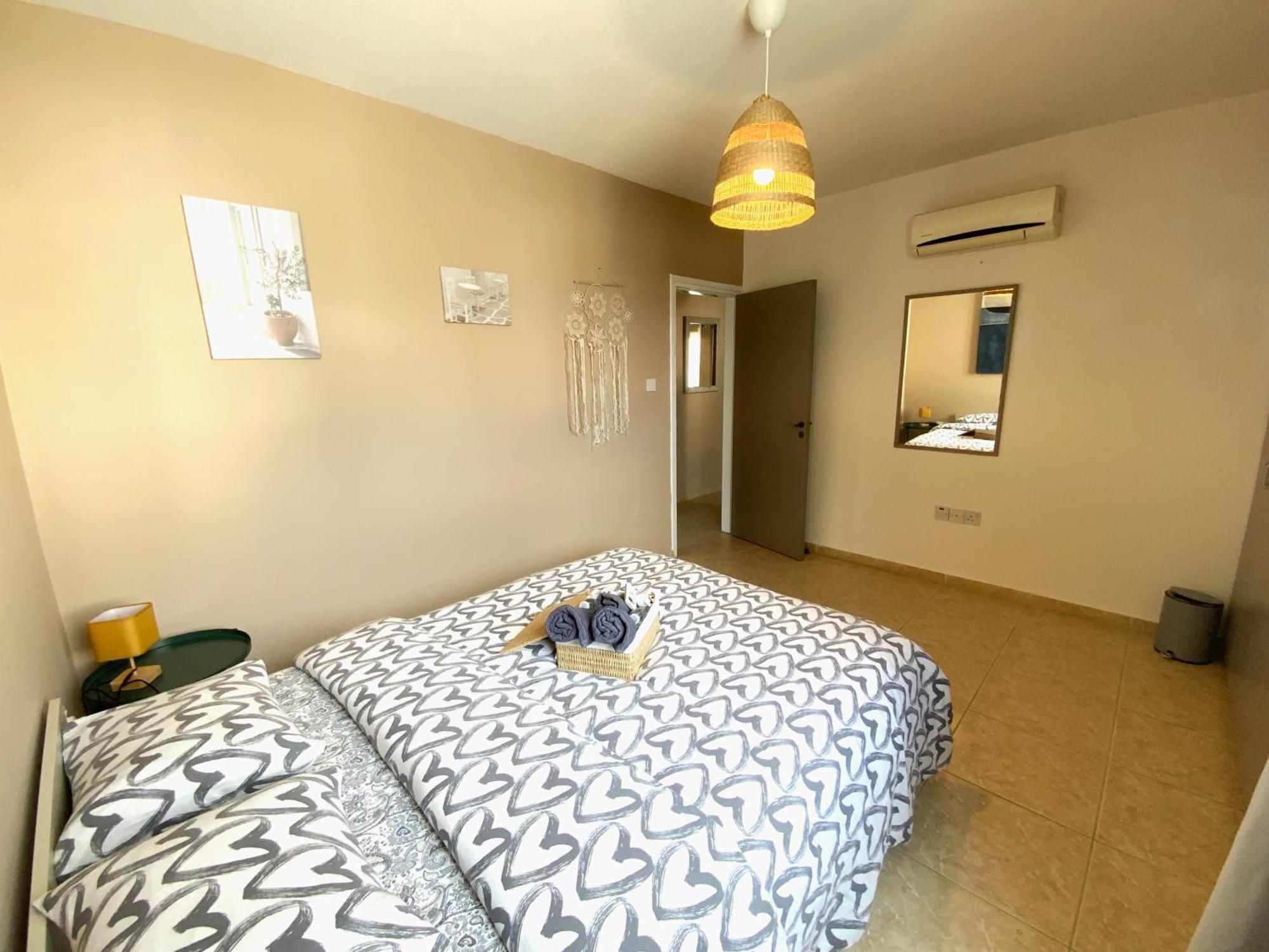 2 Combined Apts, Fast Wi-fi, 5 Min Walk To Apartment Larnaka
