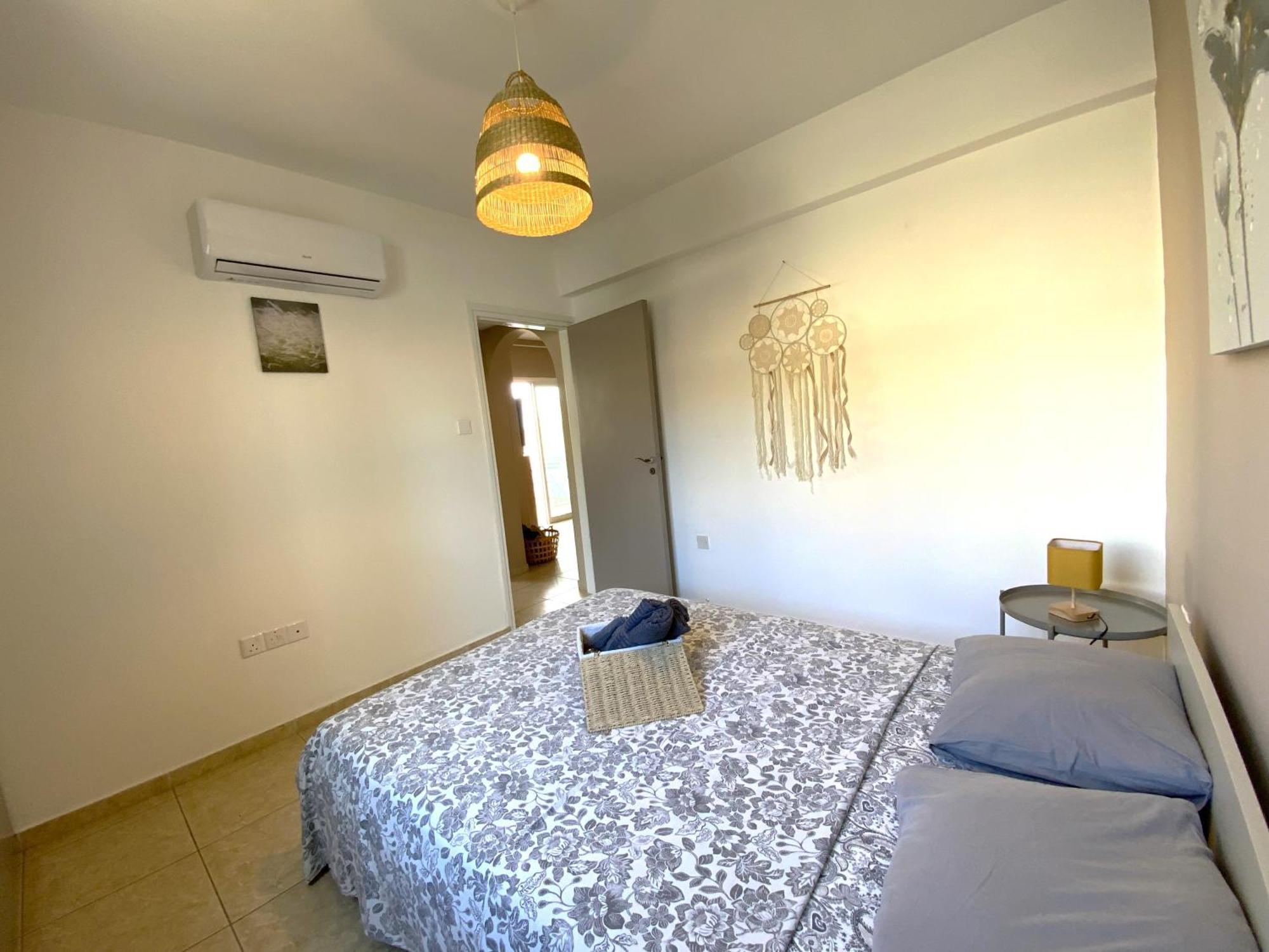 Apartment 2 Combined Apts, Fast Wi-fi, 5 Min Walk To