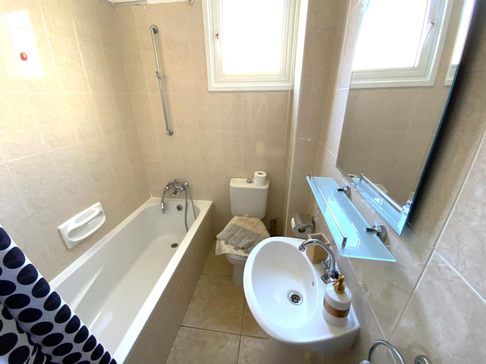 2 Combined Apts, Fast Wi-fi, 5 Min Walk To Apartment *