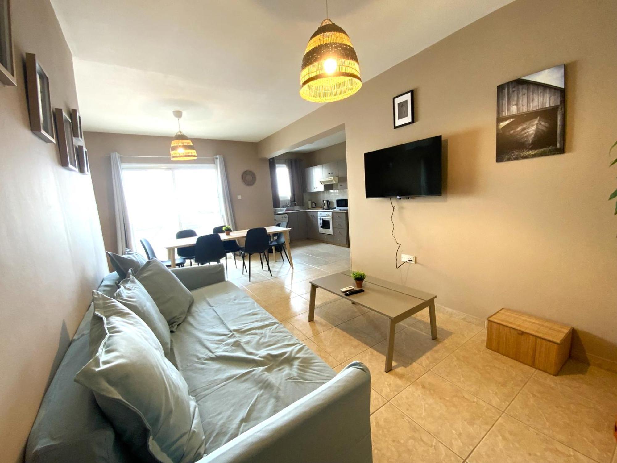 Apartment 2 Combined Apts, Fast Wi-fi, 5 Min Walk To *