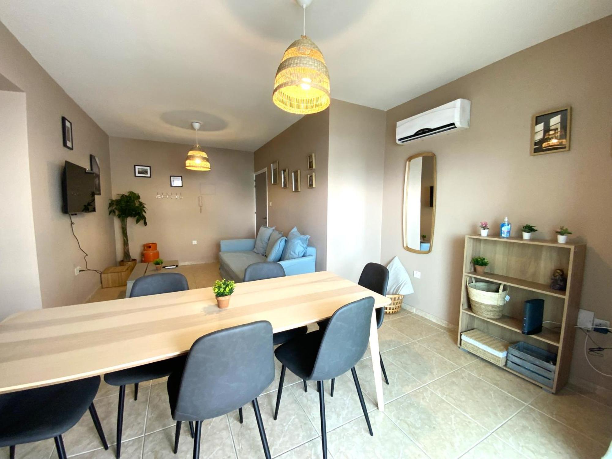 Apartment 2 Combined Apts, Fast Wi-fi, 5 Min Walk To Larnaka