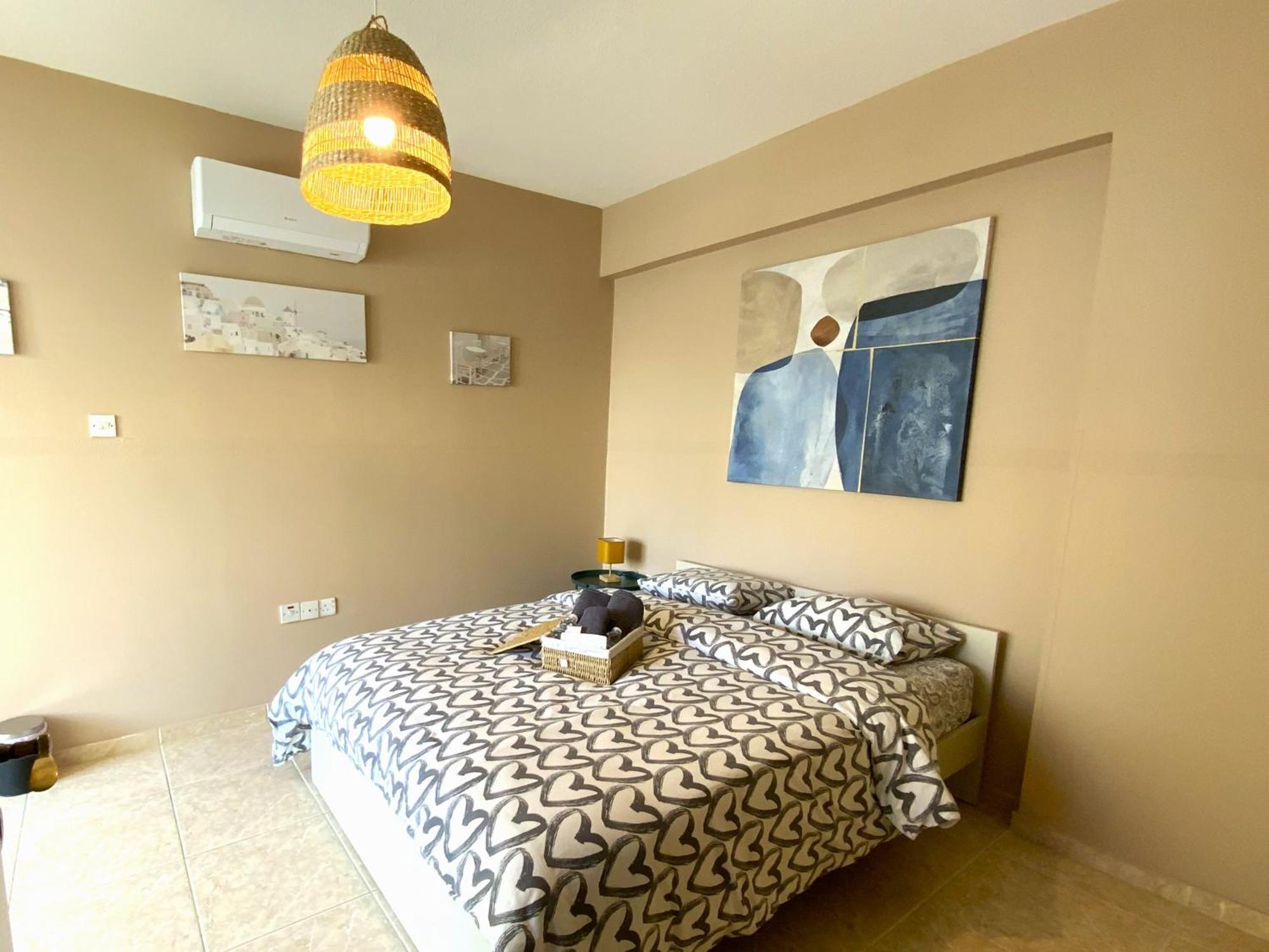 2 Combined Apts, Fast Wi-fi, 5 Min Walk To Larnaka