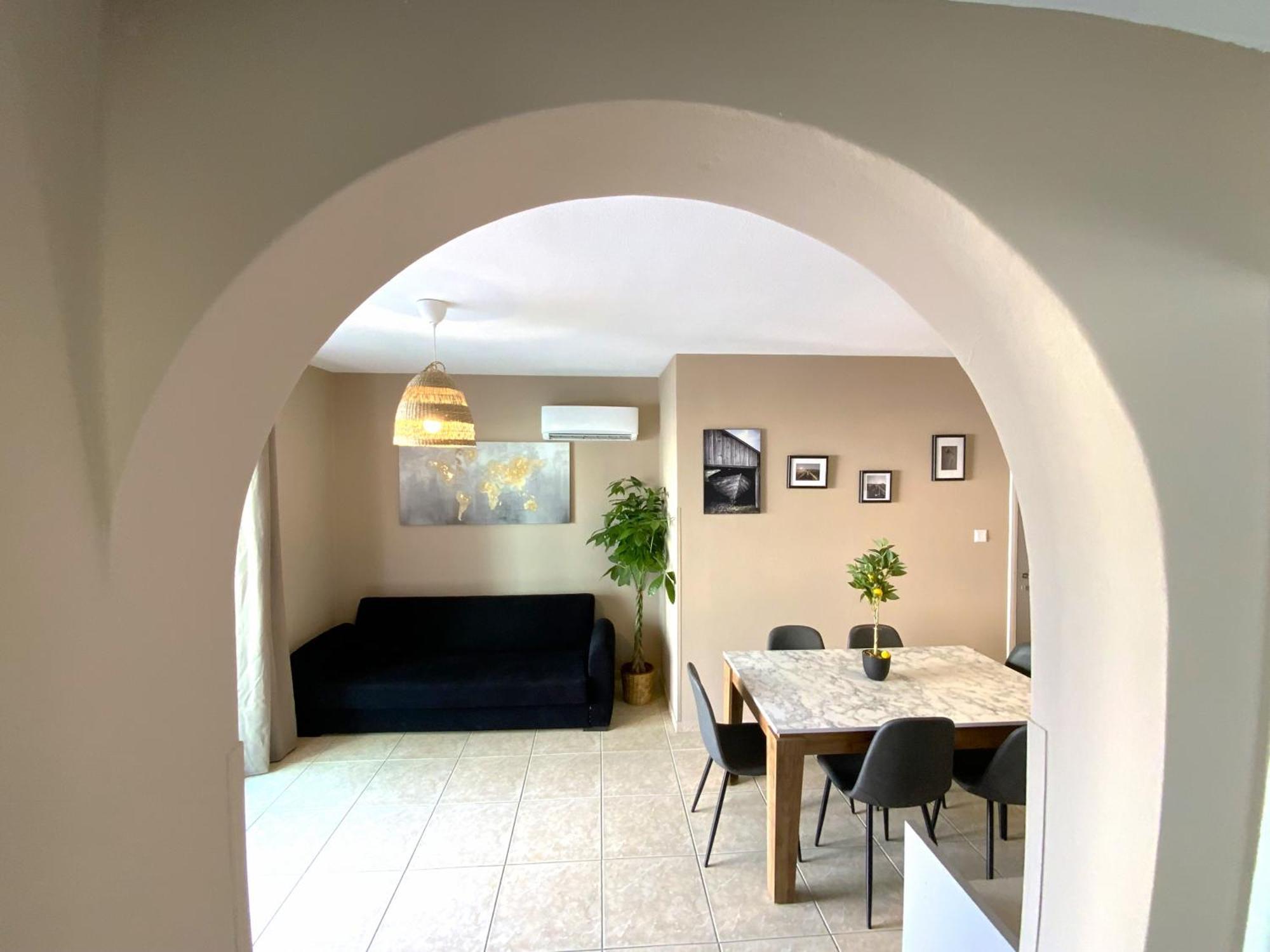 2 Combined Apts, Fast Wi-fi, 5 Min Walk To * Larnaka