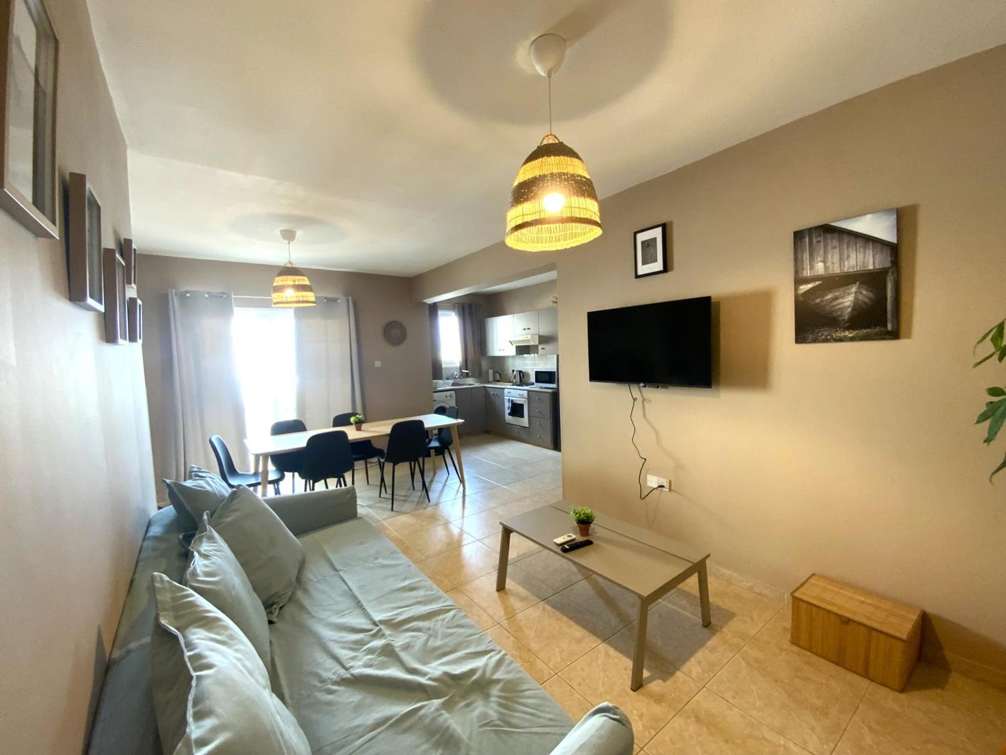 2 Combined Apts, Fast Wi-fi, 5 Min Walk To