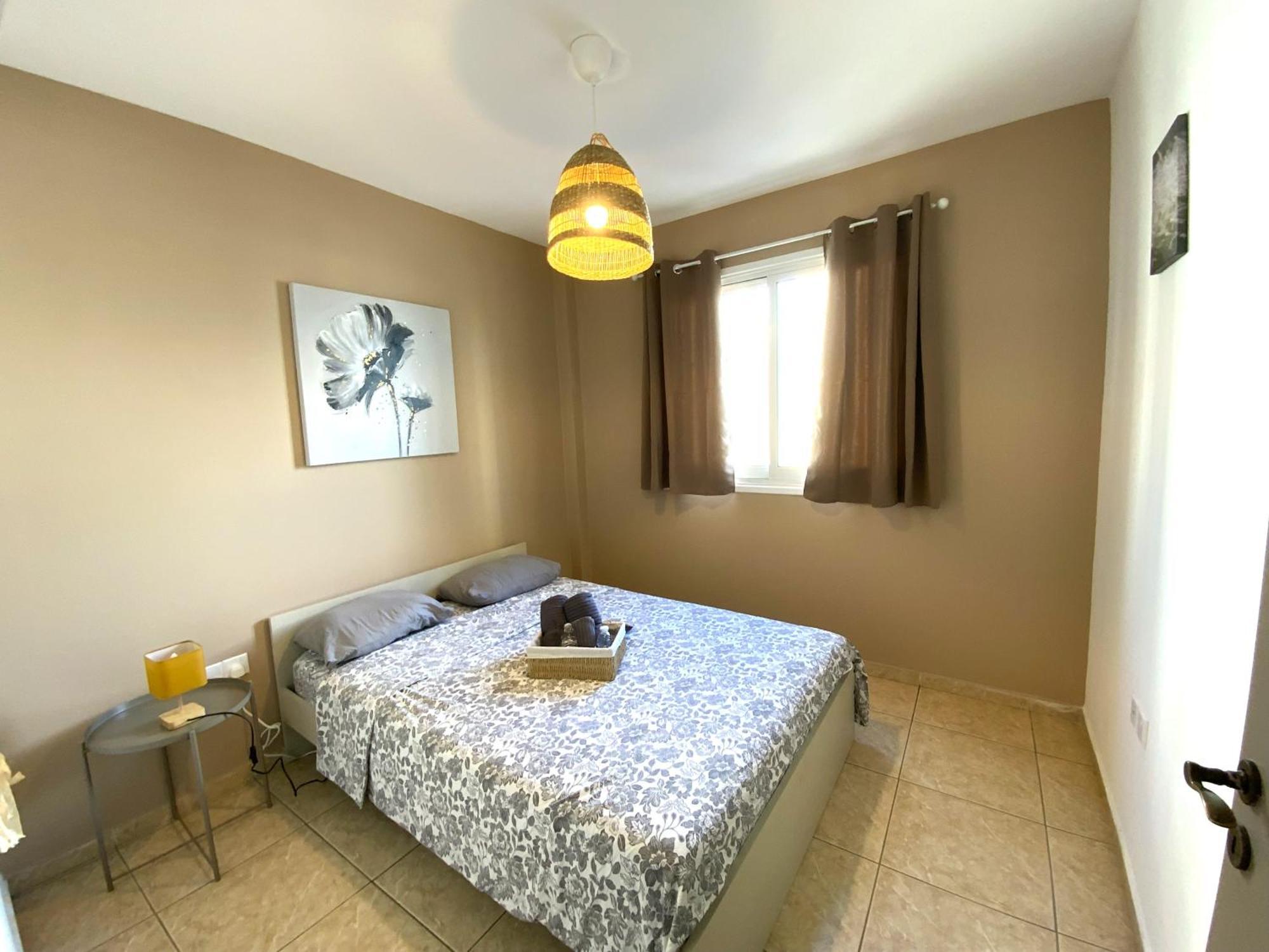 Apartment 2 Combined Apts, Fast Wi-fi, 5 Min Walk To