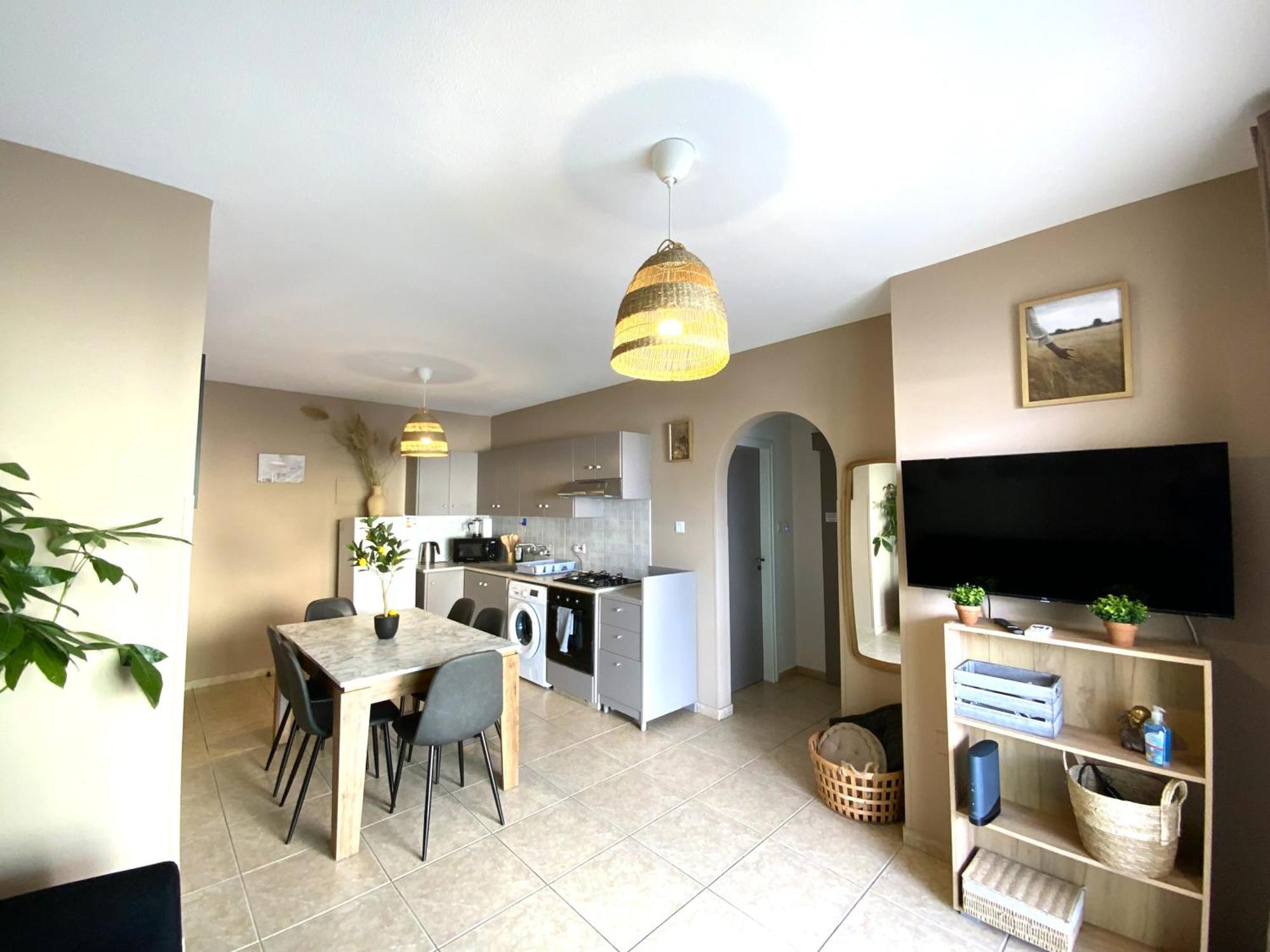 2 Combined Apts, Fast Wi-fi, 5 Min Walk To Apartment Larnaka