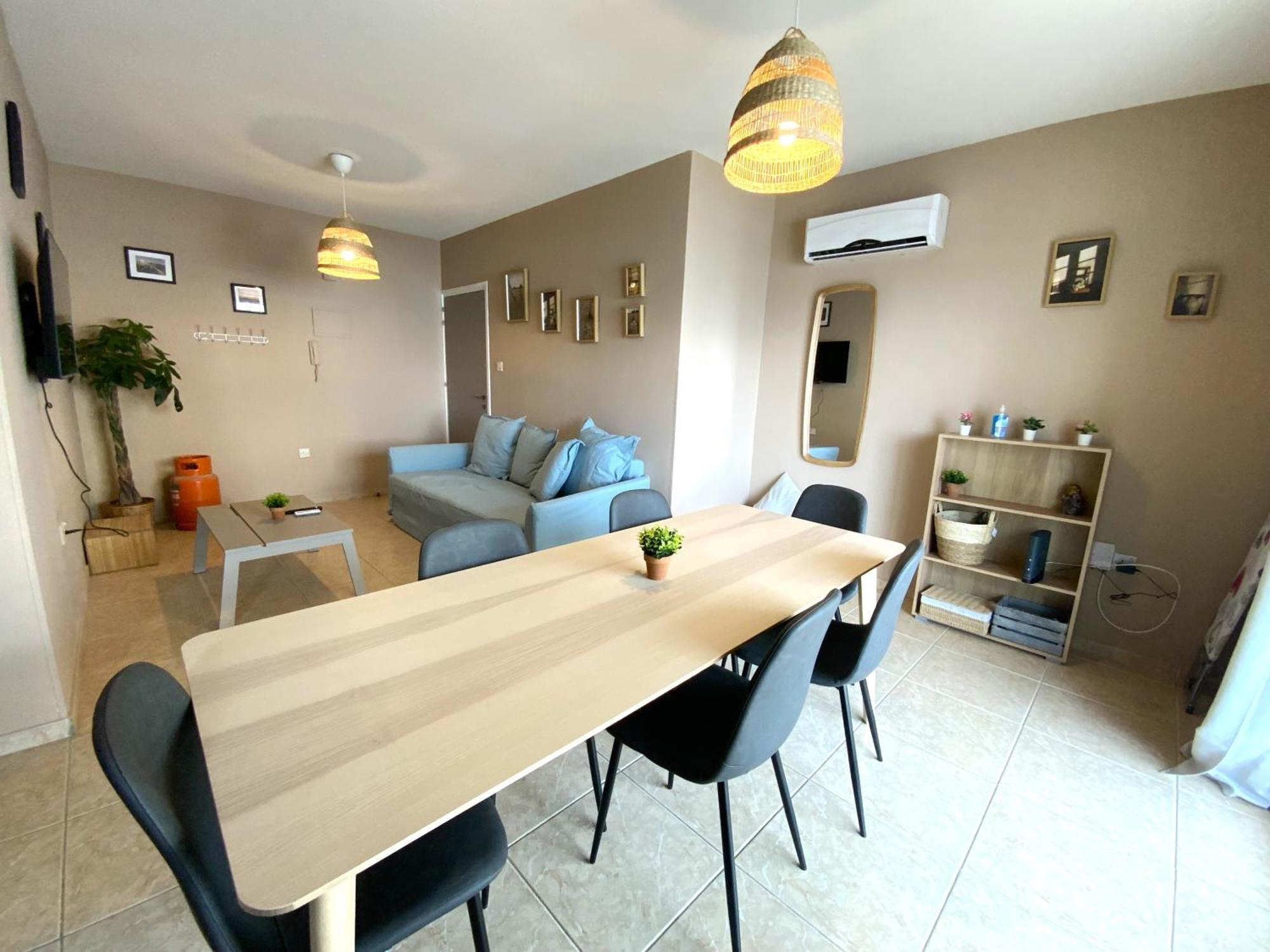 Apartment 2 Combined Apts, Fast Wi-fi, 5 Min Walk To Larnaka