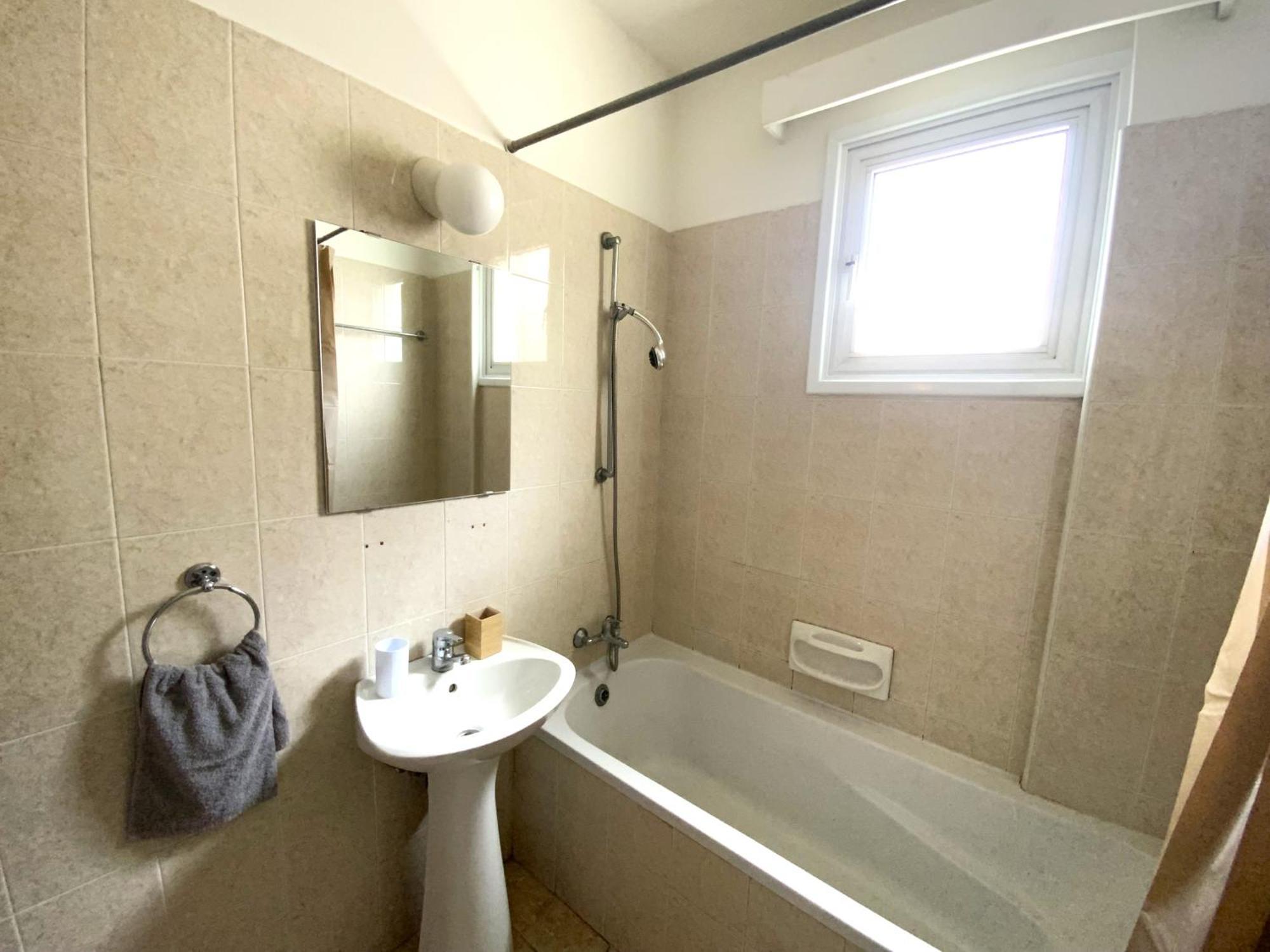 2 Combined Apts, Fast Wi-fi, 5 Min Walk To