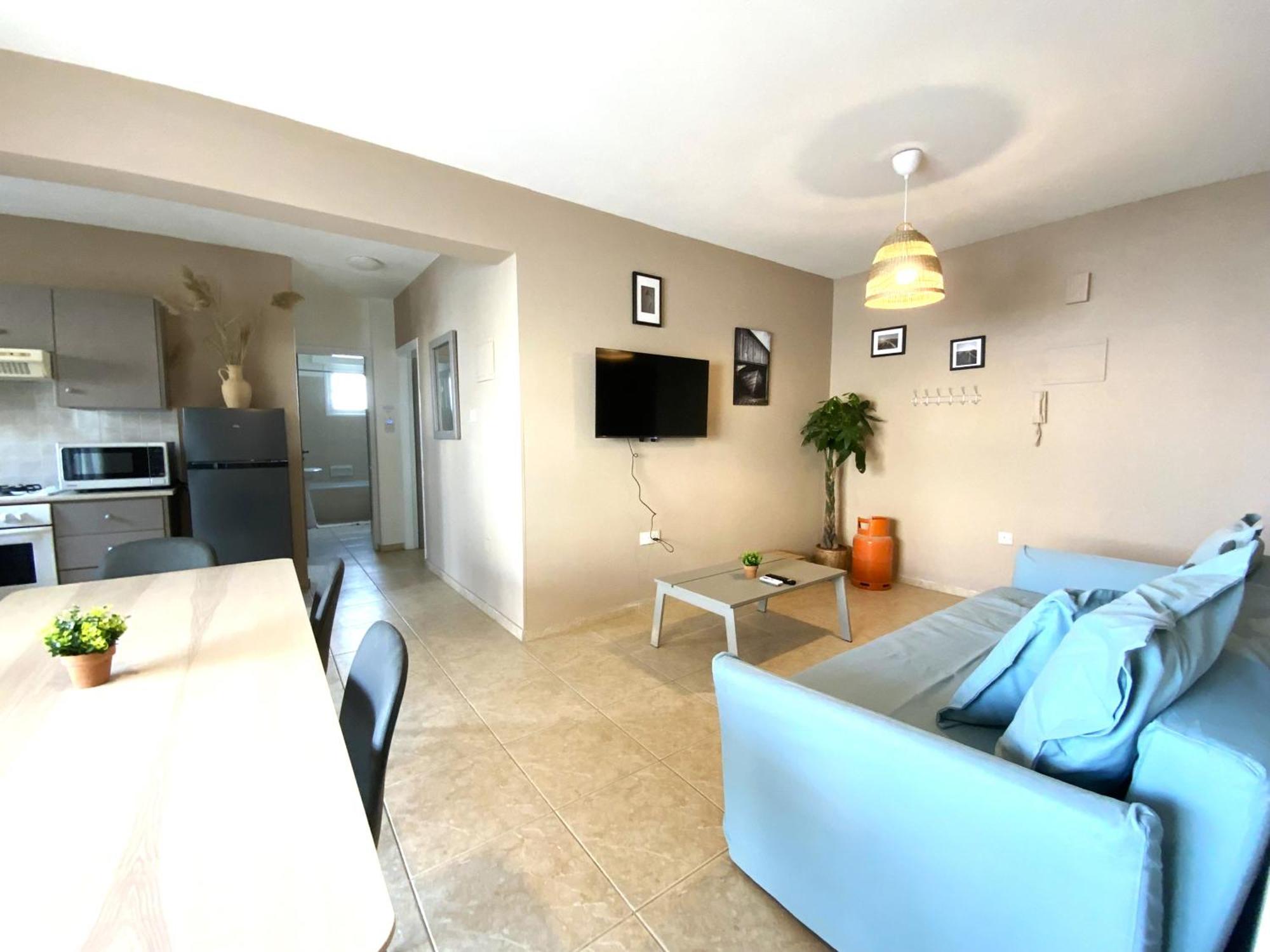 Apartment 2 Combined Apts, Fast Wi-fi, 5 Min Walk To