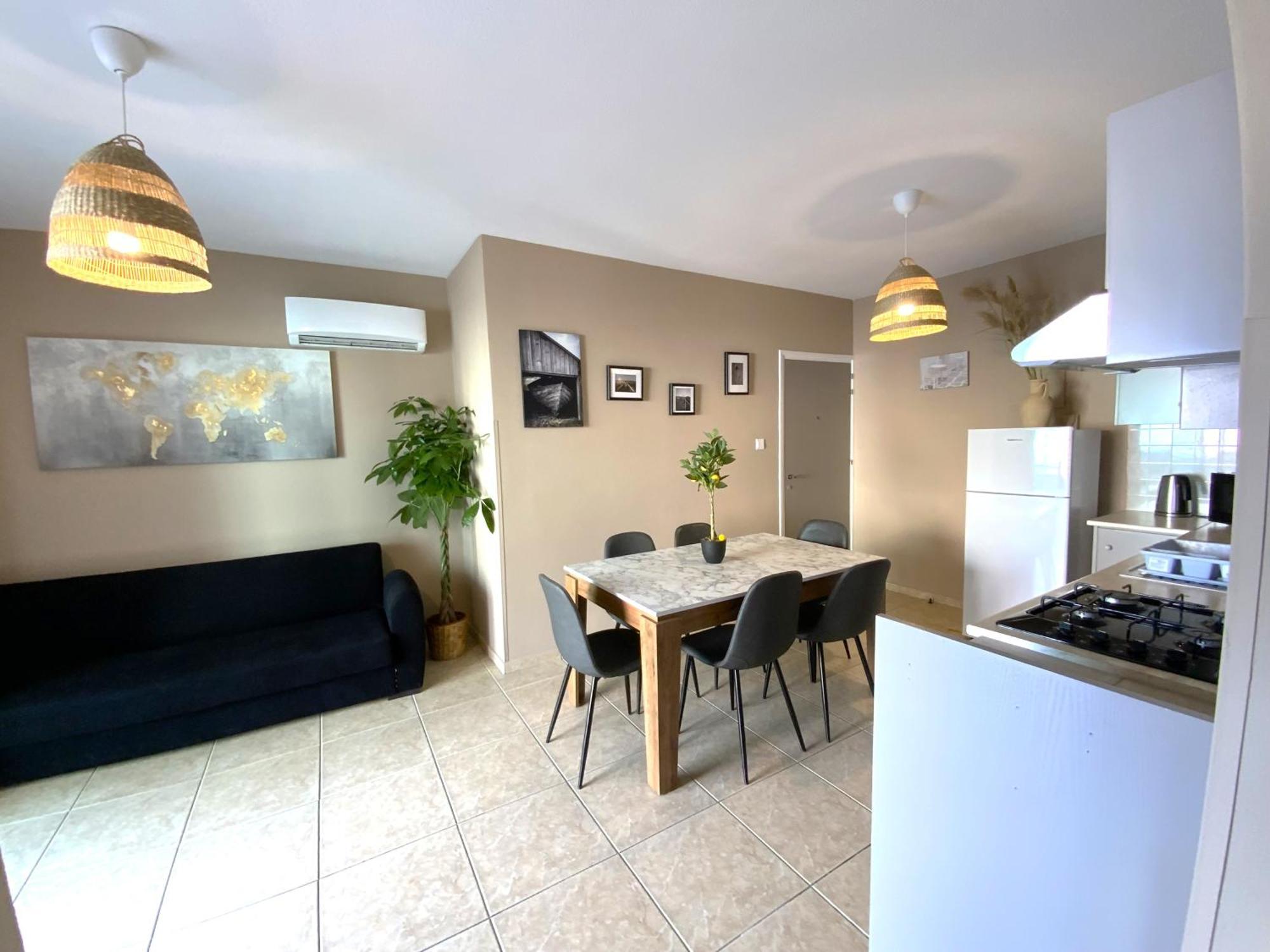 2 Combined Apts, Fast Wi-fi, 5 Min Walk To Apartment *