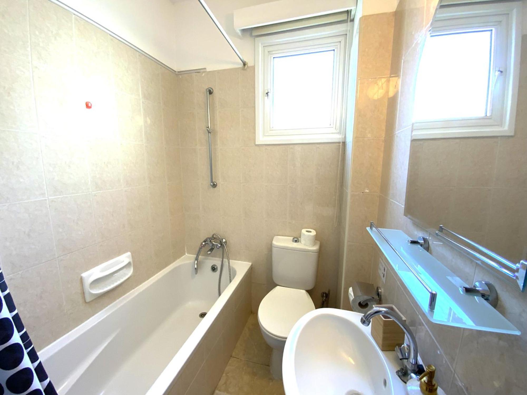 Apartment 2 Combined Apts, Fast Wi-fi, 5 Min Walk To *