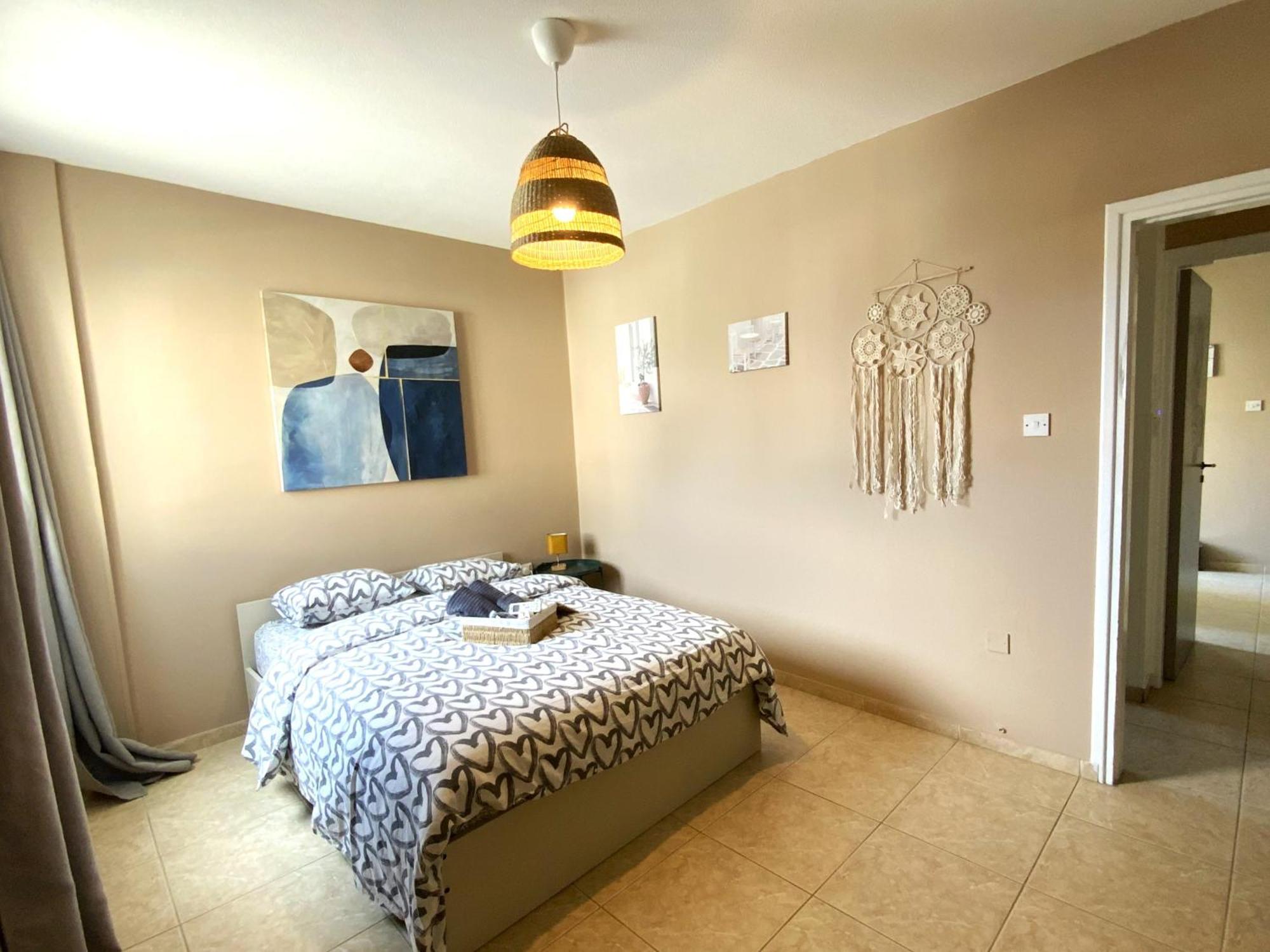 2 Combined Apts, Fast Wi-fi, 5 Min Walk To Larnaka