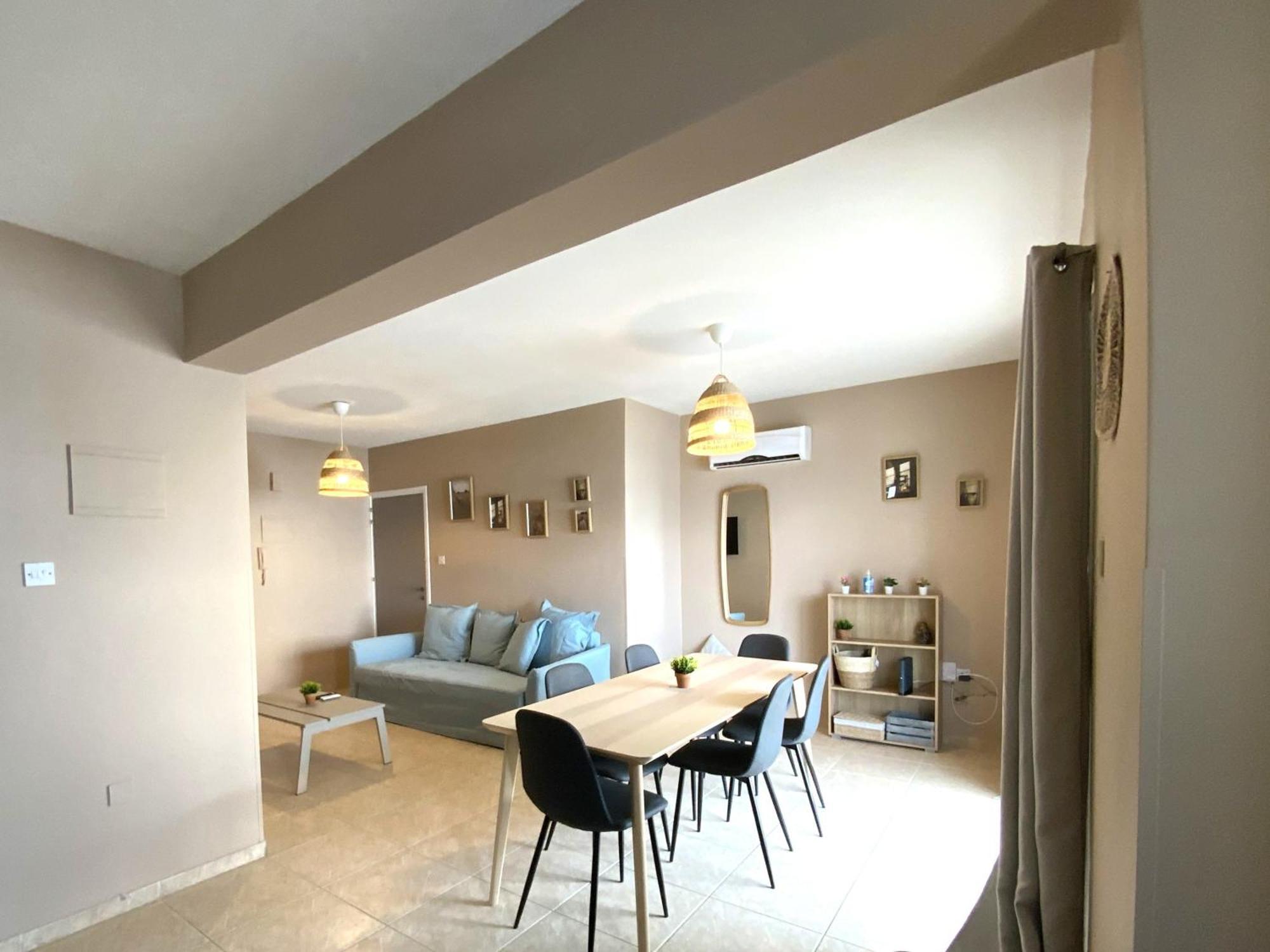 2 Combined Apts, Fast Wi-fi, 5 Min Walk To