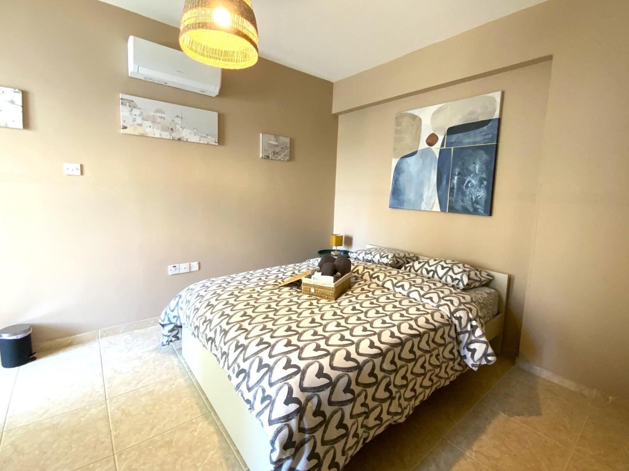 Apartment 2 Combined Apts, Fast Wi-fi, 5 Min Walk To