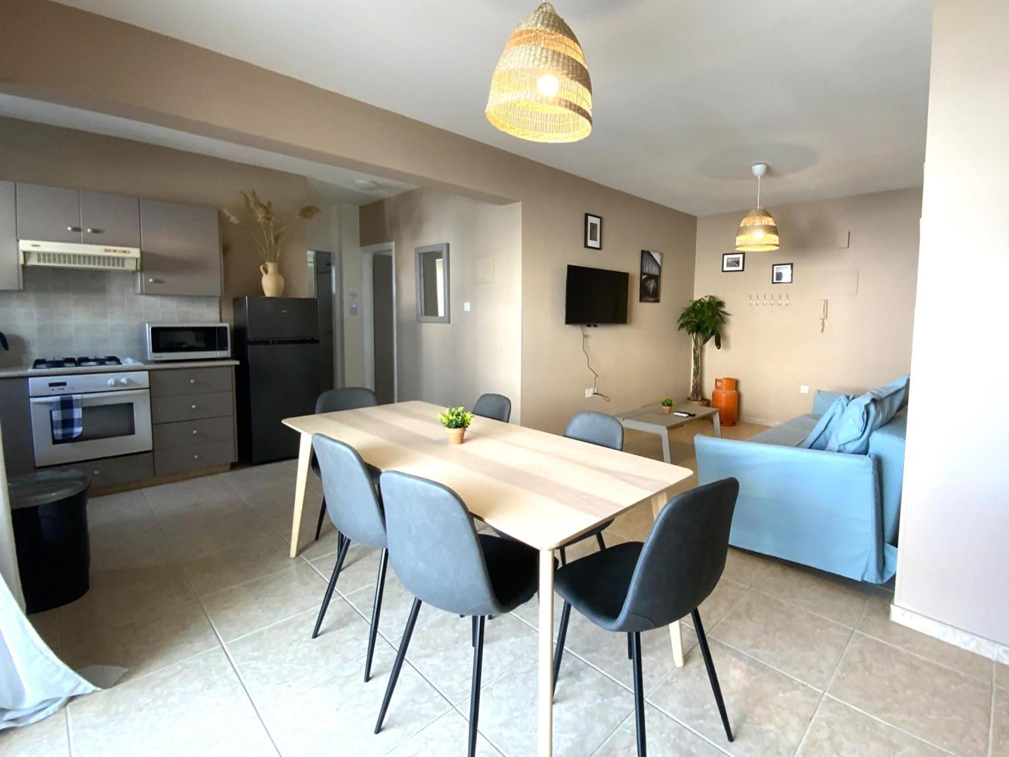 Apartment 2 Combined Apts, Fast Wi-fi, 5 Min Walk To Larnaka