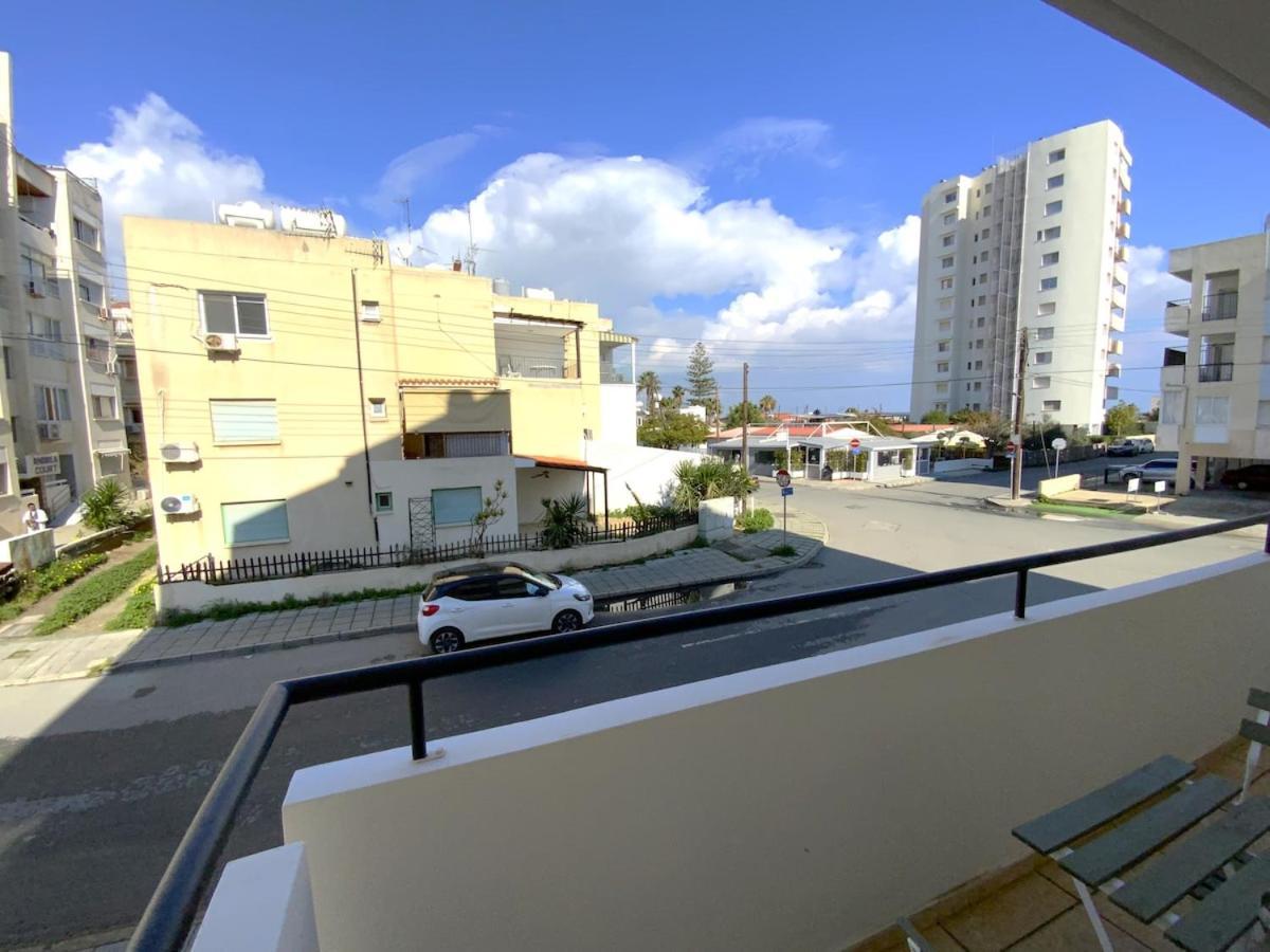 2 Combined Apts, Fast Wi-fi, 5 Min Walk To Apartment Larnaka
