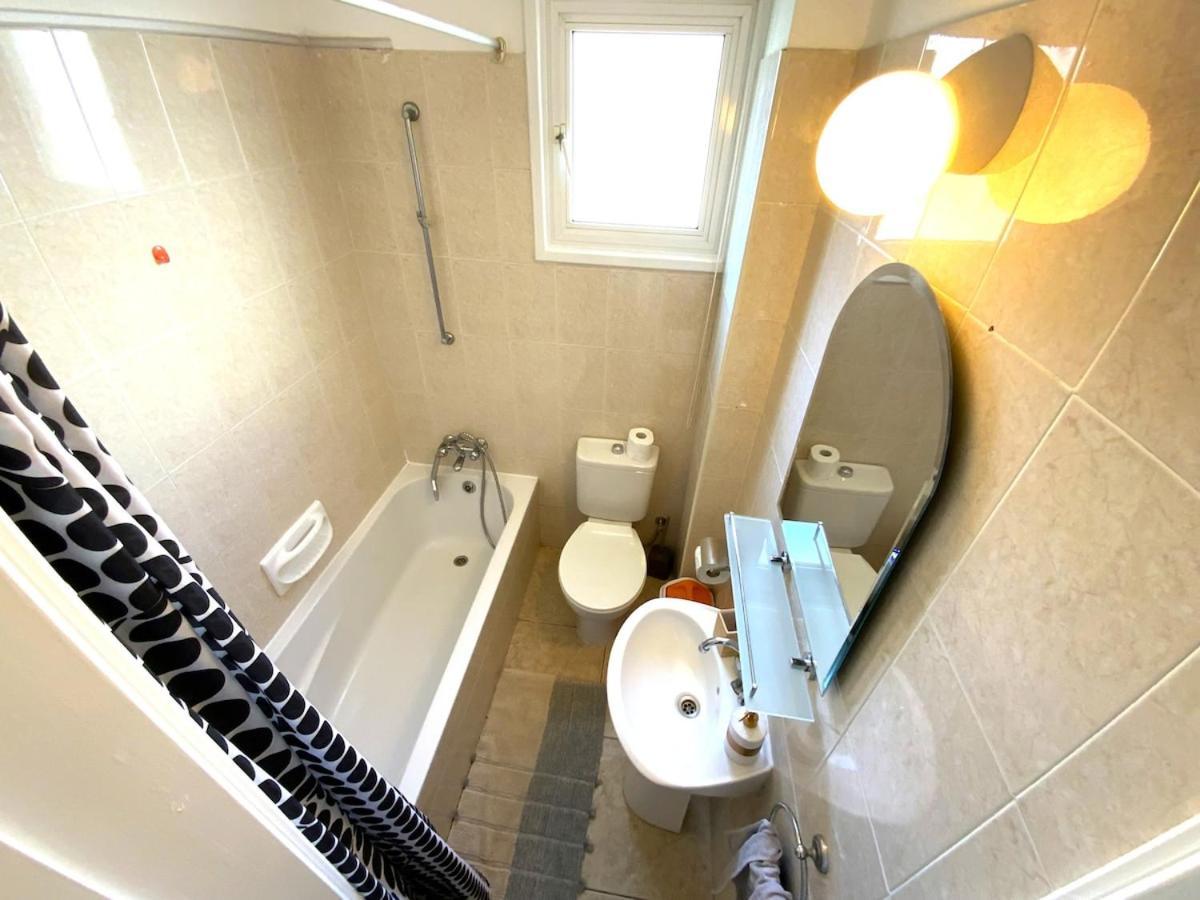 Apartment 2 Combined Apts, Fast Wi-fi, 5 Min Walk To Larnaka