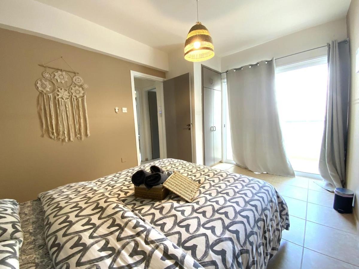 Apartment 2 Combined Apts, Fast Wi-fi, 5 Min Walk To *