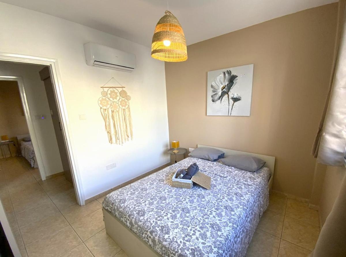 Apartment 2 Combined Apts, Fast Wi-fi, 5 Min Walk To *