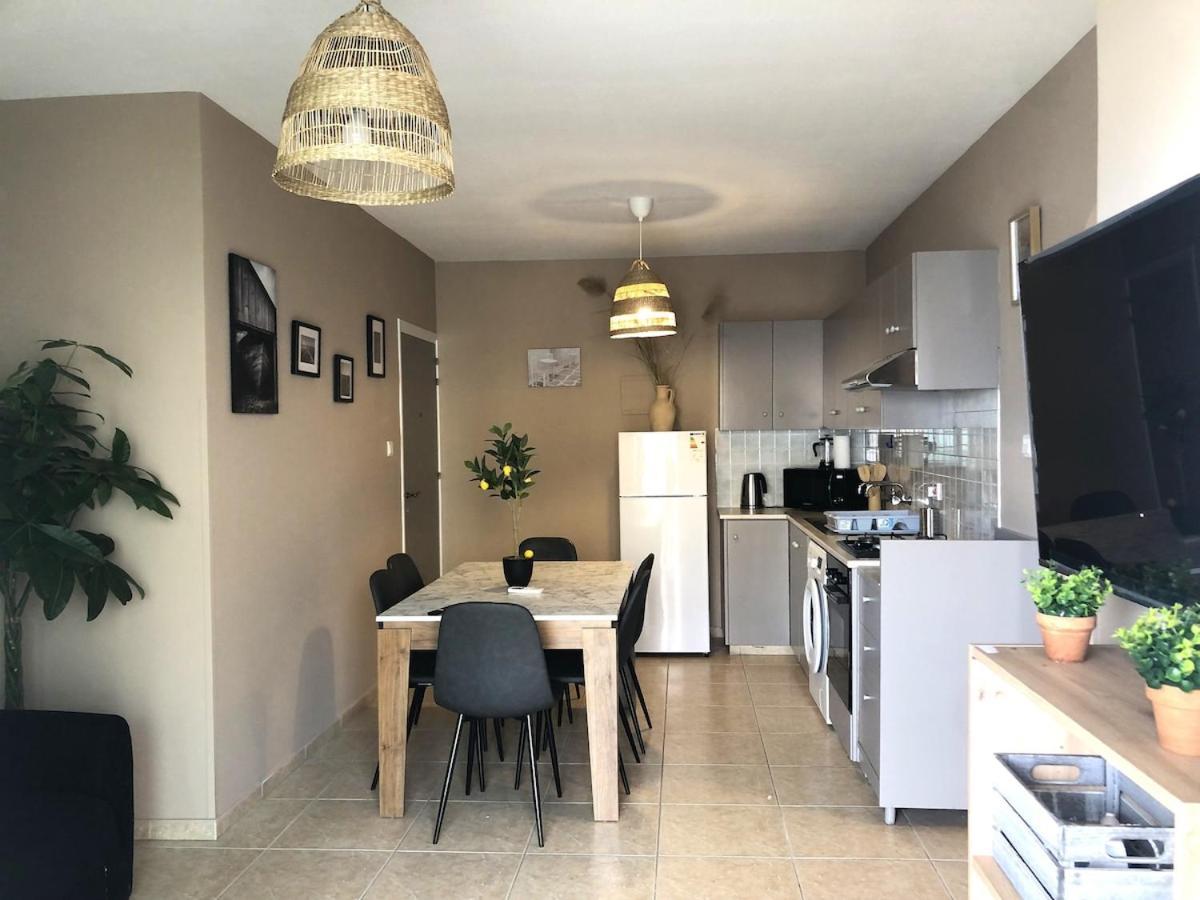 Apartment 2 Combined Apts, Fast Wi-fi, 5 Min Walk To *