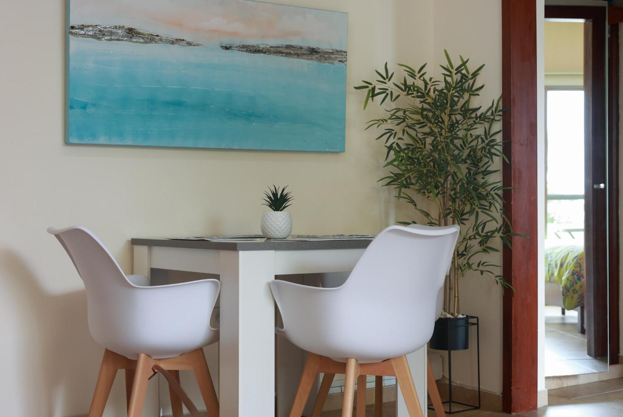 Piale Palms Makenzie Front Apartment, Larnaca