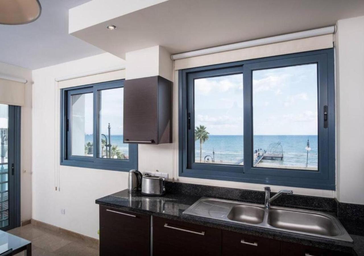 Dios Ponte Finikoudes Beachfront Holiday home *